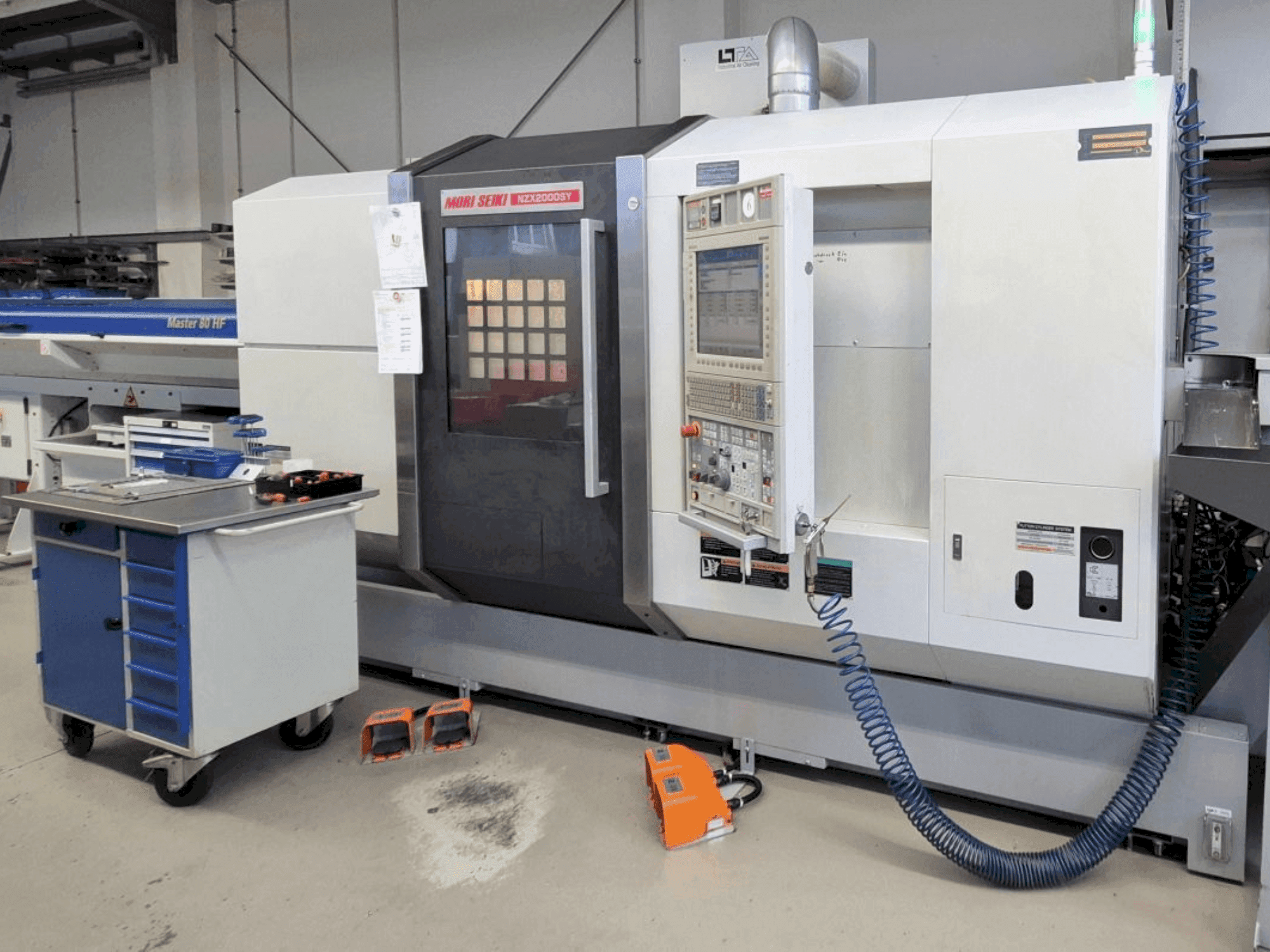 A MORI SEIKI NZX2000/800SY gép elölnézete
