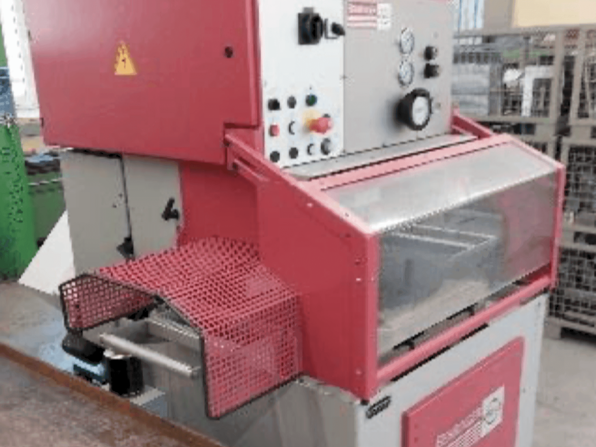 A Behringer EISELE PSU 450 H gép elölnézete