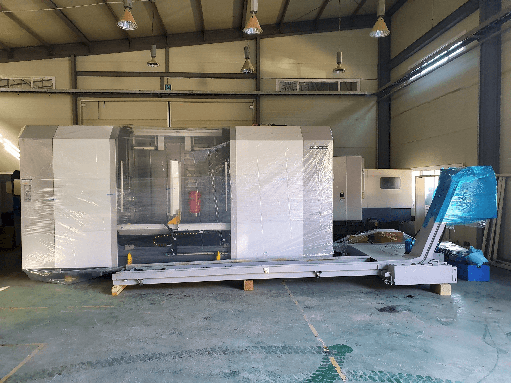 A DMG MORI NT4300DCG/1500 gép elölnézete