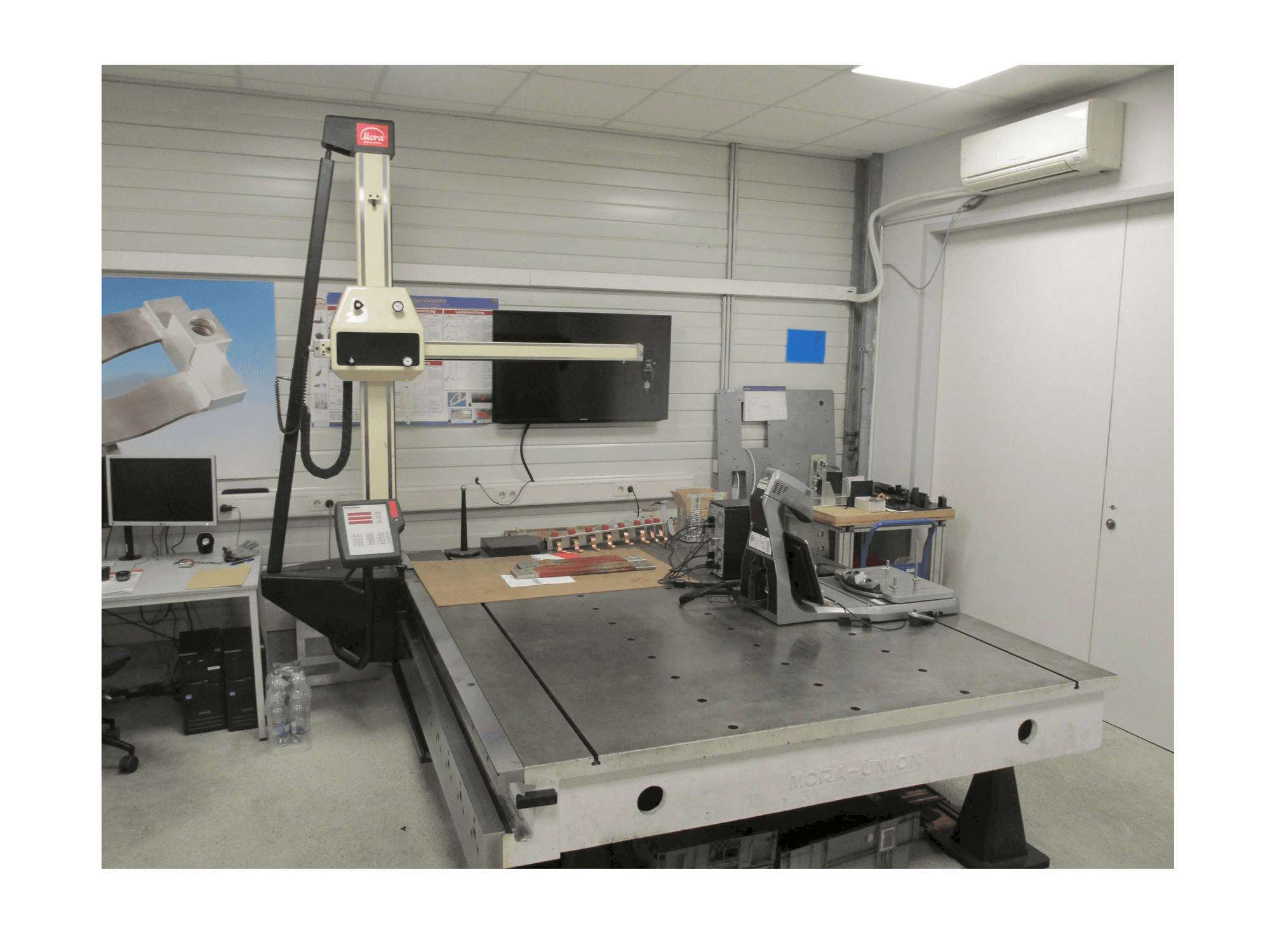 A Mora Console Version Assistant gép elölnézete