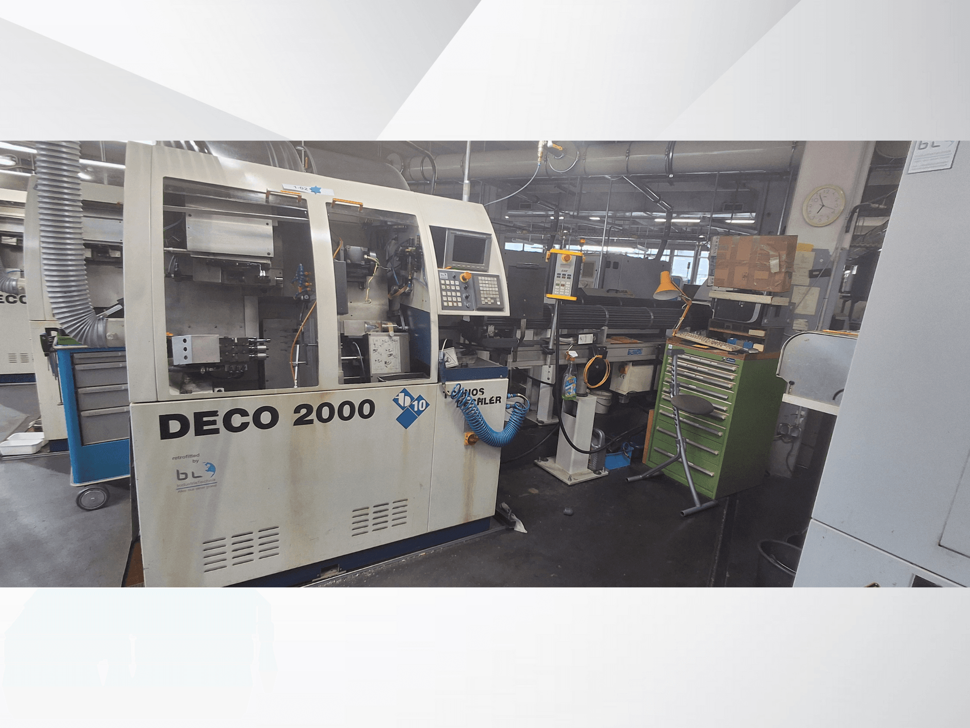 DECO 2000 gép elölről nézve, a vezérlőpanel, a csövek, valamint a szerszámokkal és dobozokkal zsúfolt munkaterület.
