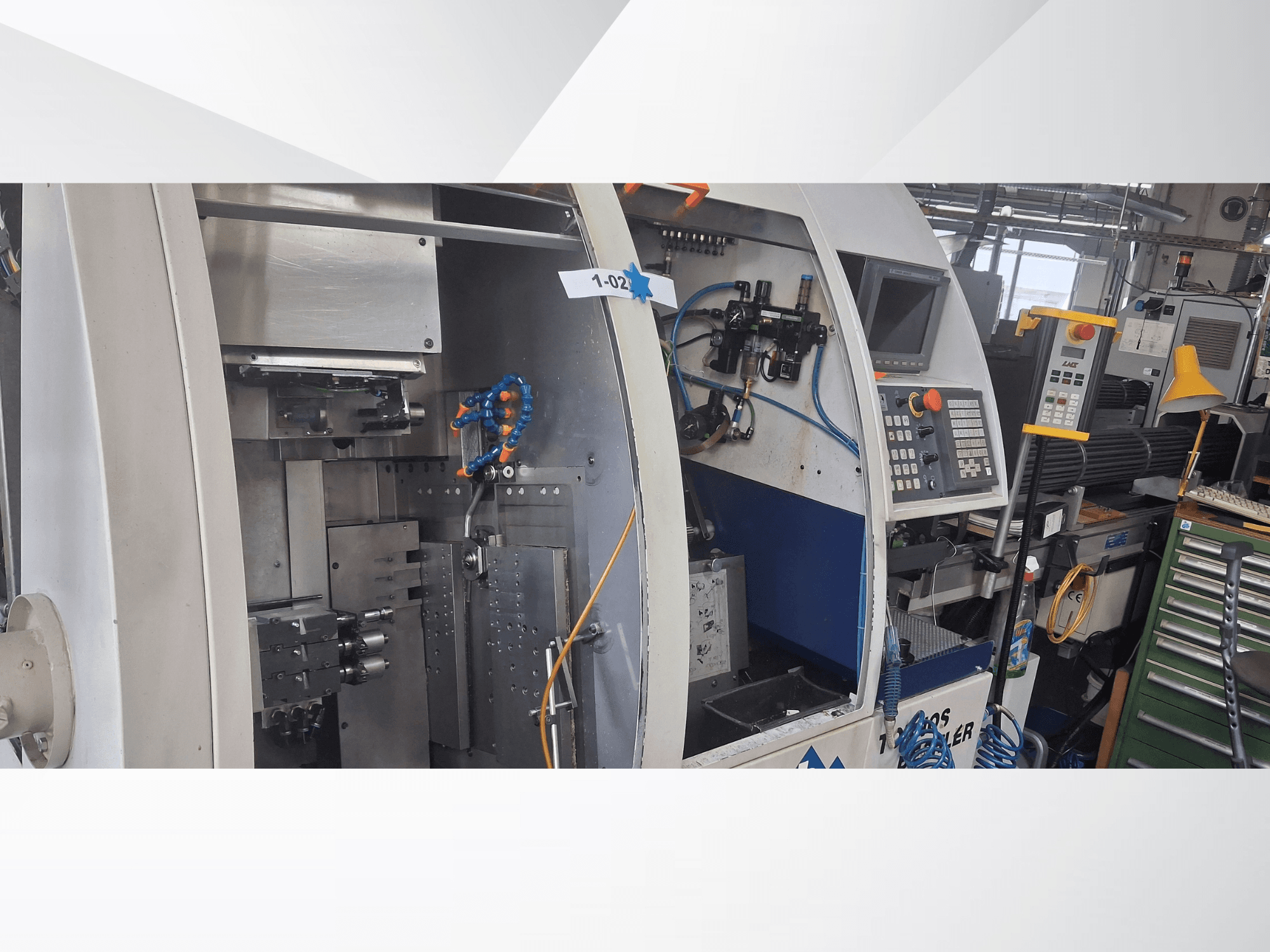 TORNOS DECO 2000-10 svájci típusú esztergagép, előlnézetben a vezérlőpanel, a forgatási mechanizmus és a belső beállítások.