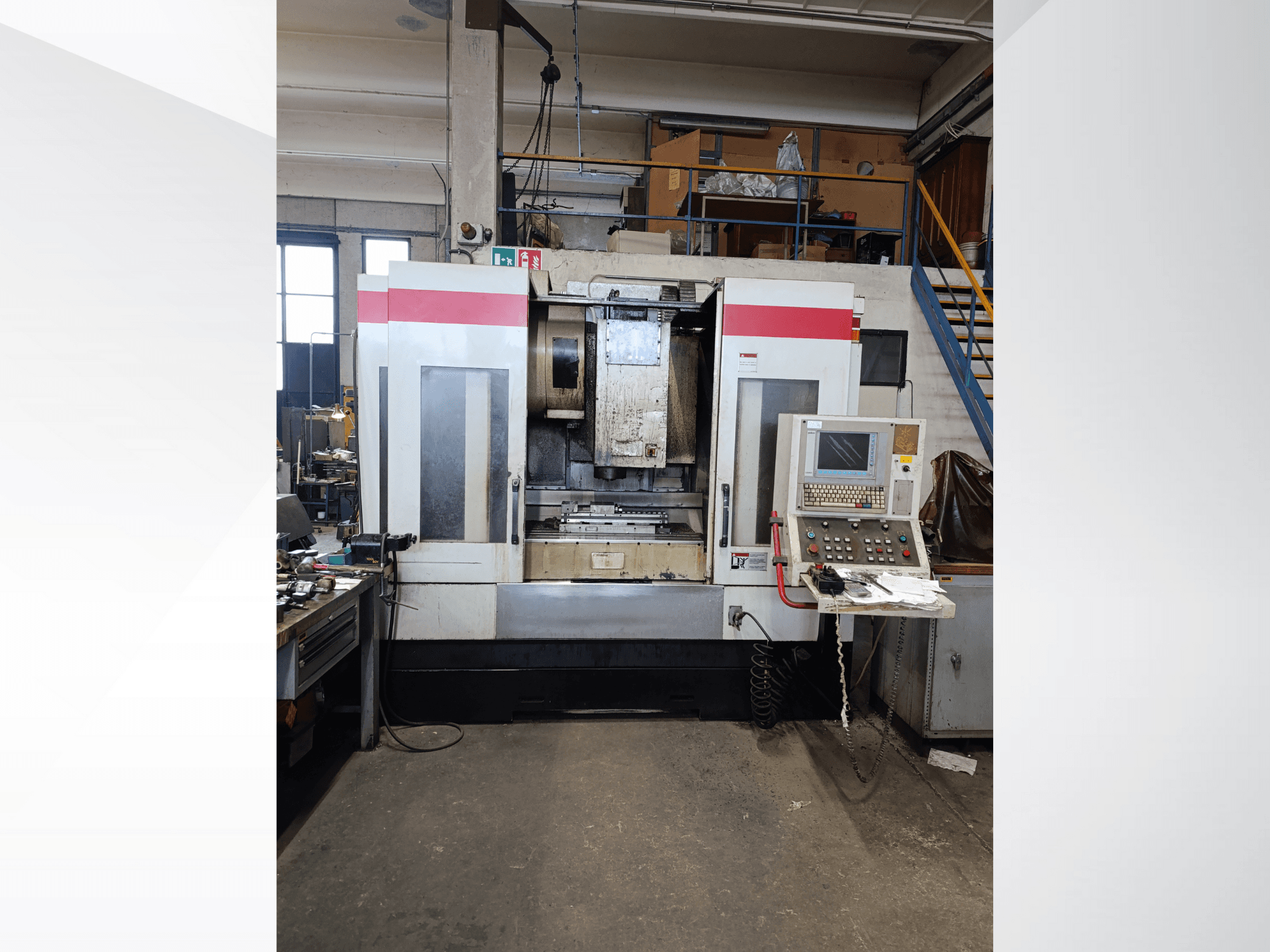 CNC-gép vezérlőpanellel és kezelőfelülettel, elölnézetből. Márka és modell nem látható; a részletek között szerepelnek a kezelőgombok és a kijelző.
