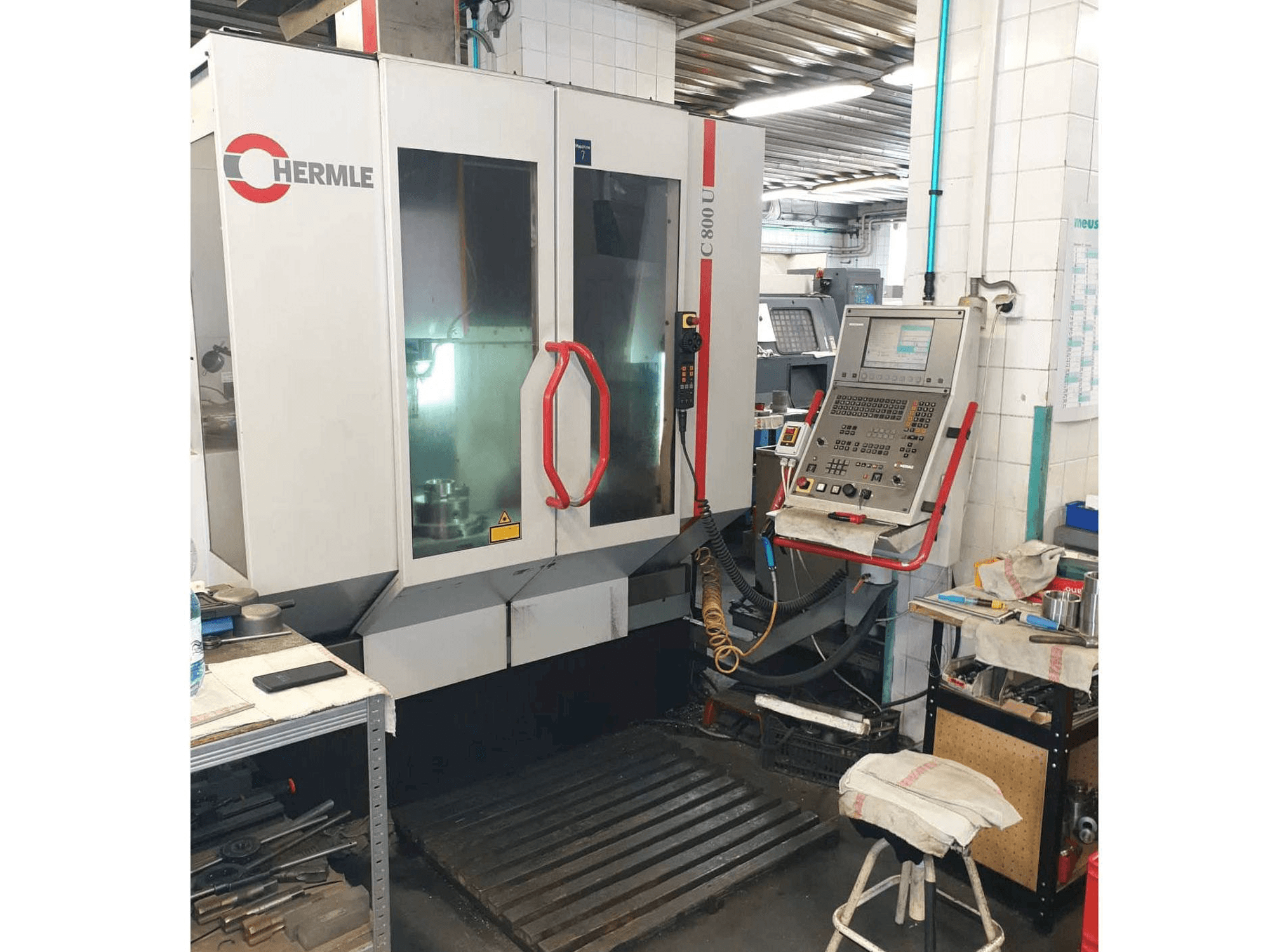 A HERMLE C800 U gép elölnézete