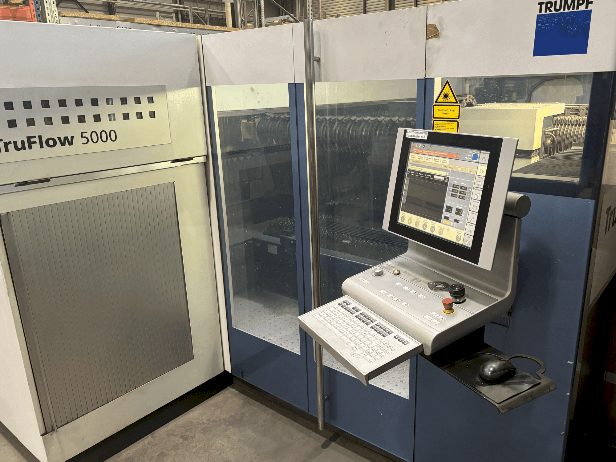 A TRUMPF TruLaser 3030 gép elölnézete