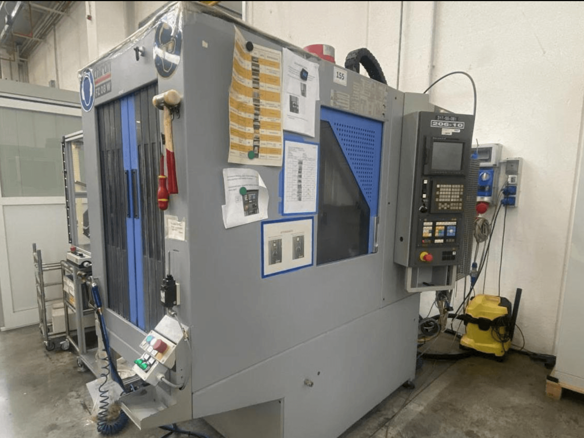 Shin Lin által készített CNC-gép, előlnézet, a kezelőpanel, a kezelőgombok és a mellékelt biztonsági utasítások.