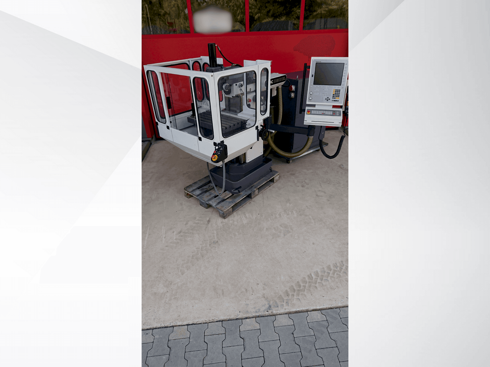 A DECKEL FP2NC gép elölnézete