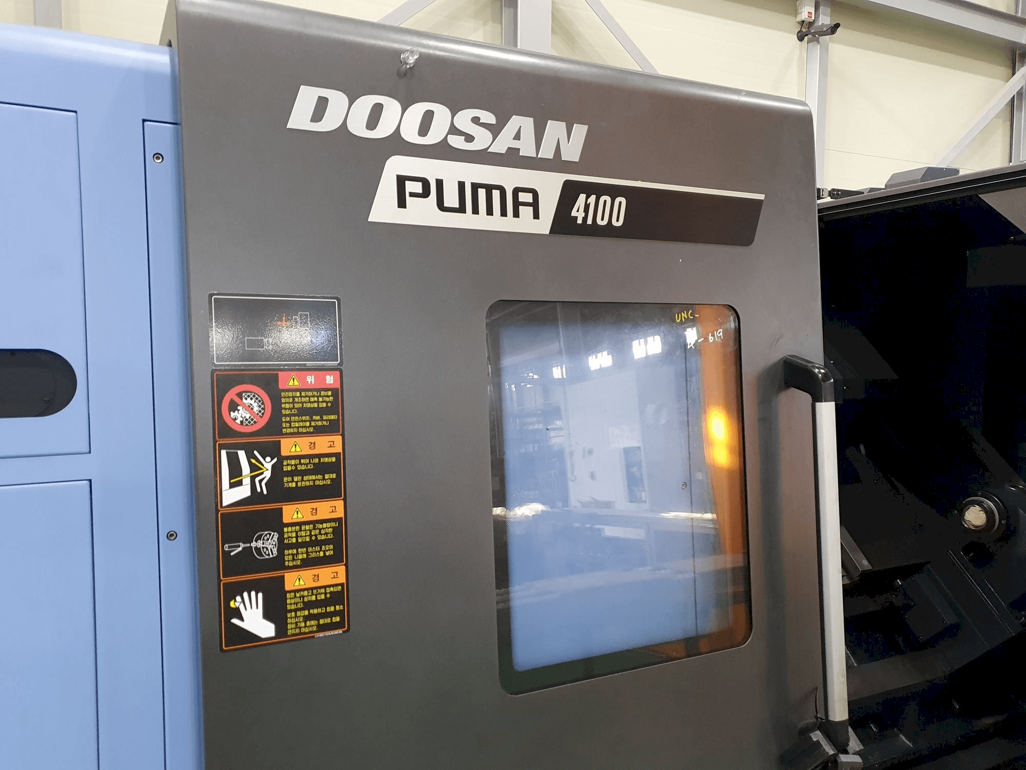 A Doosan PUMA 4100B gép elölnézete
