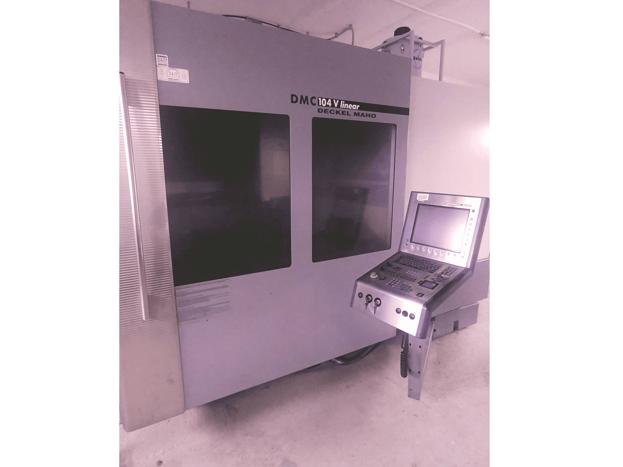 A DECKEL MAHO Dmc 104 V Linear gép elölnézete