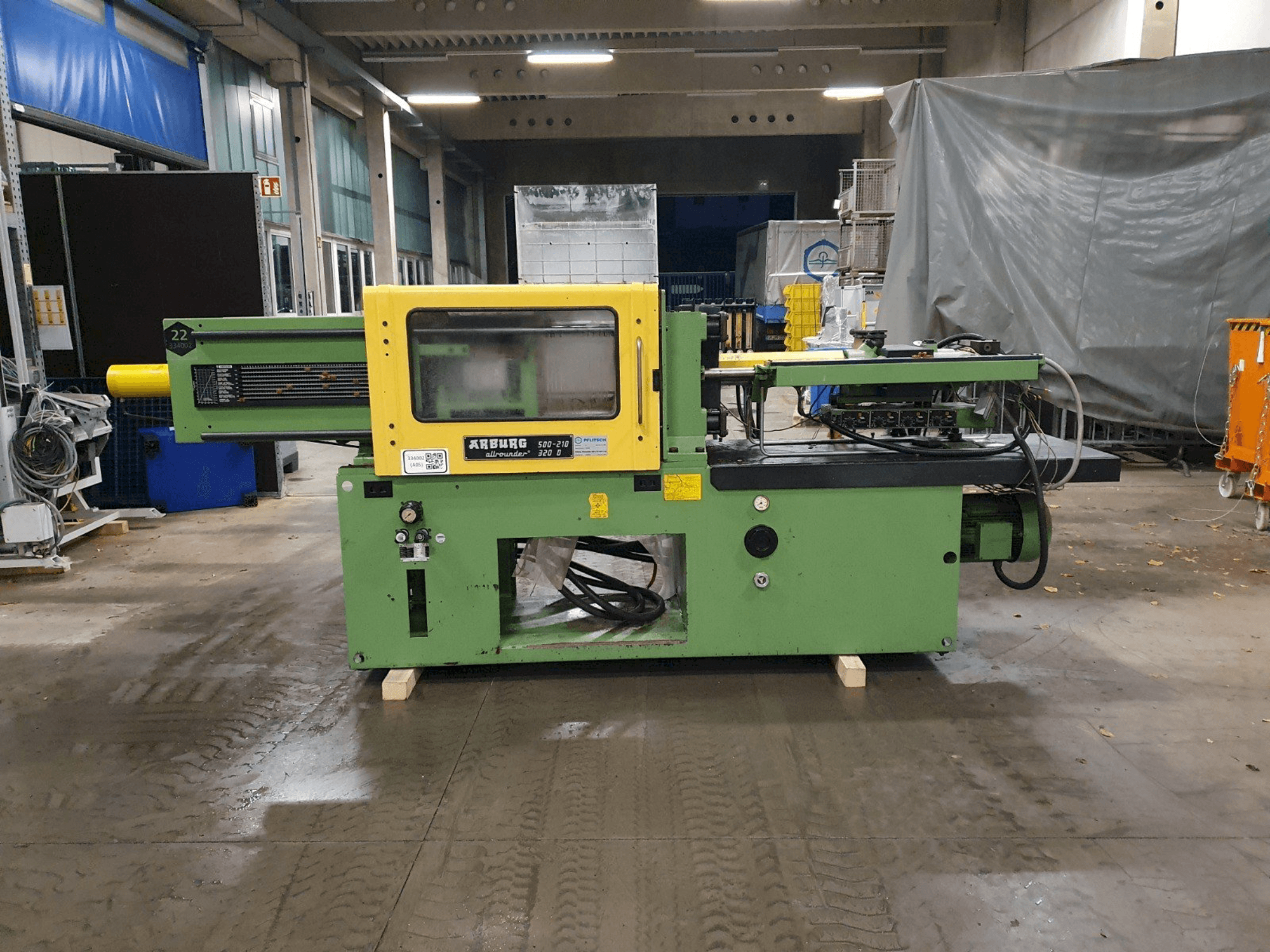 A Arburg Allrounder 320 D 500-210 gép elölnézete