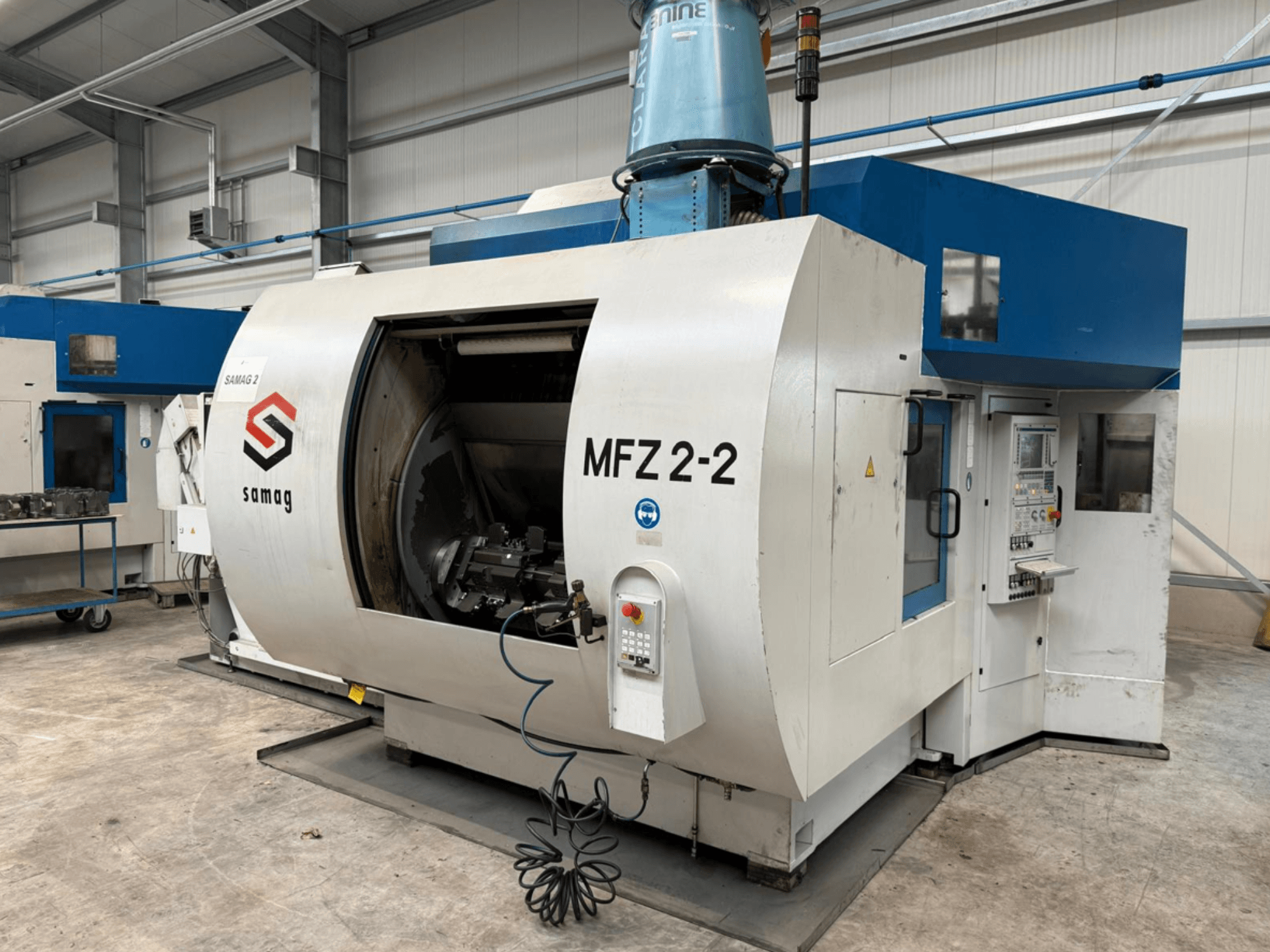 Samag MFZ 2-2 marógép oldalnézetben, a nagy, nyitott kamra és a különböző gombokkal és szabályozókkal ellátott kezelőpanel.