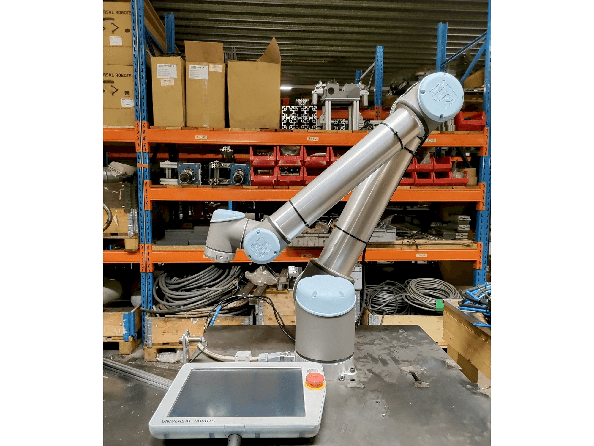 A Universal Robots UR10 gép elölnézete