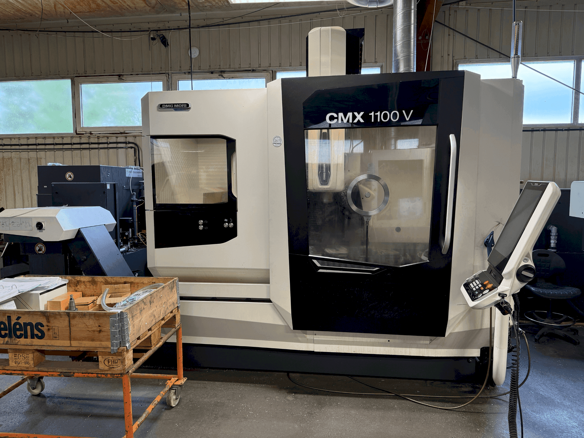 A DMG MORI CMX 1100 V (2022) gép elölnézete