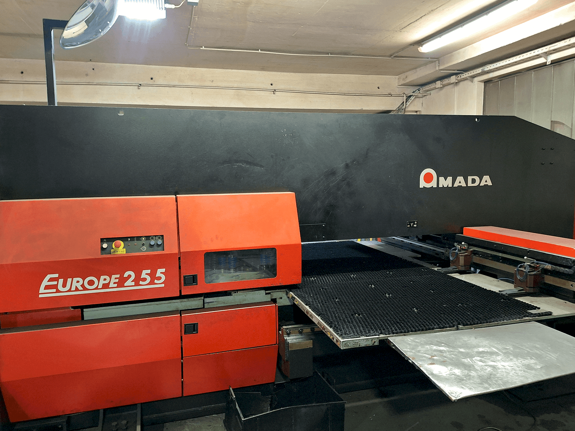 A AMADA EUROPE 255 CNC gép elölnézete