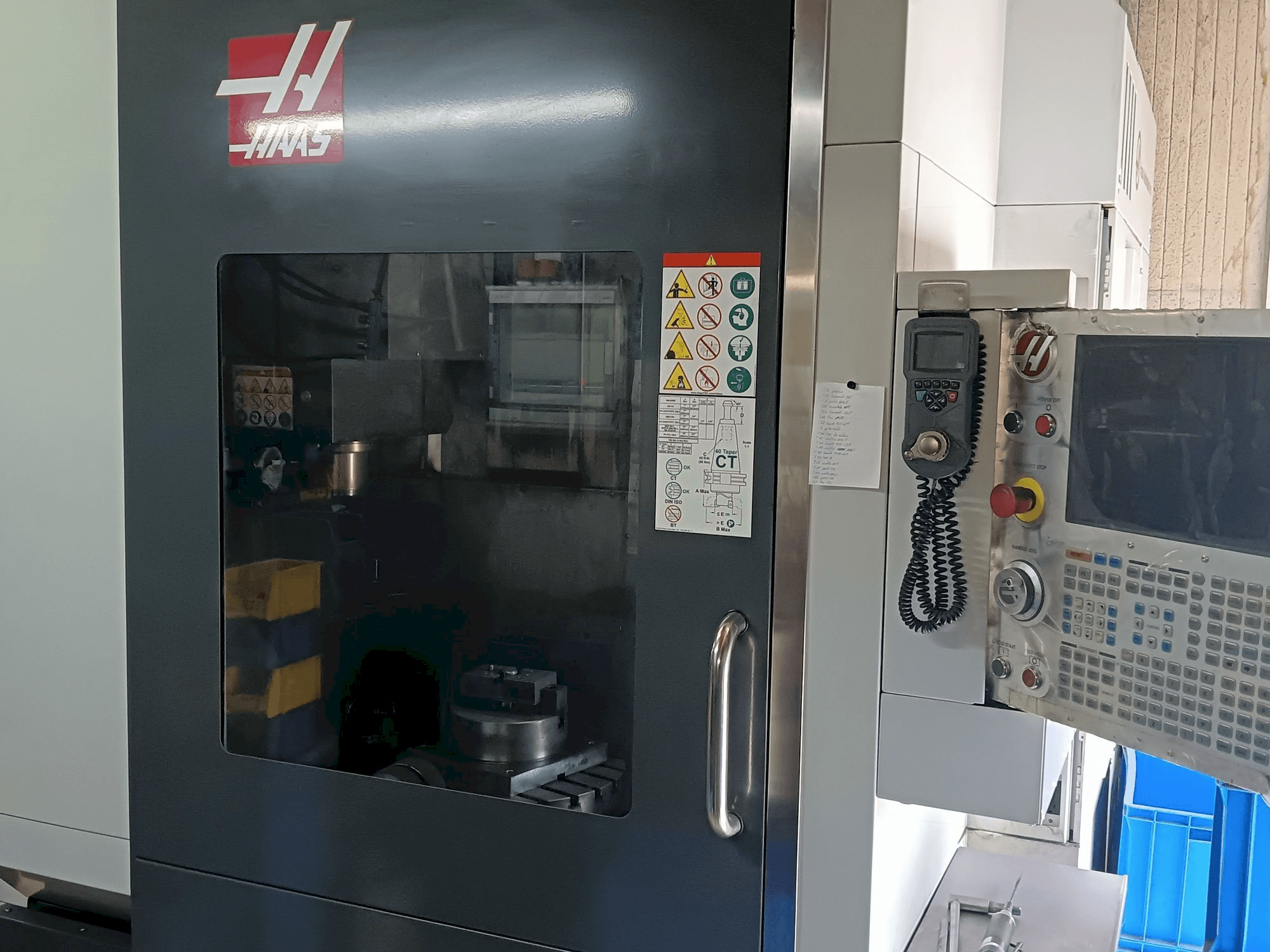 A HAAS UMC 750 gép elölnézete