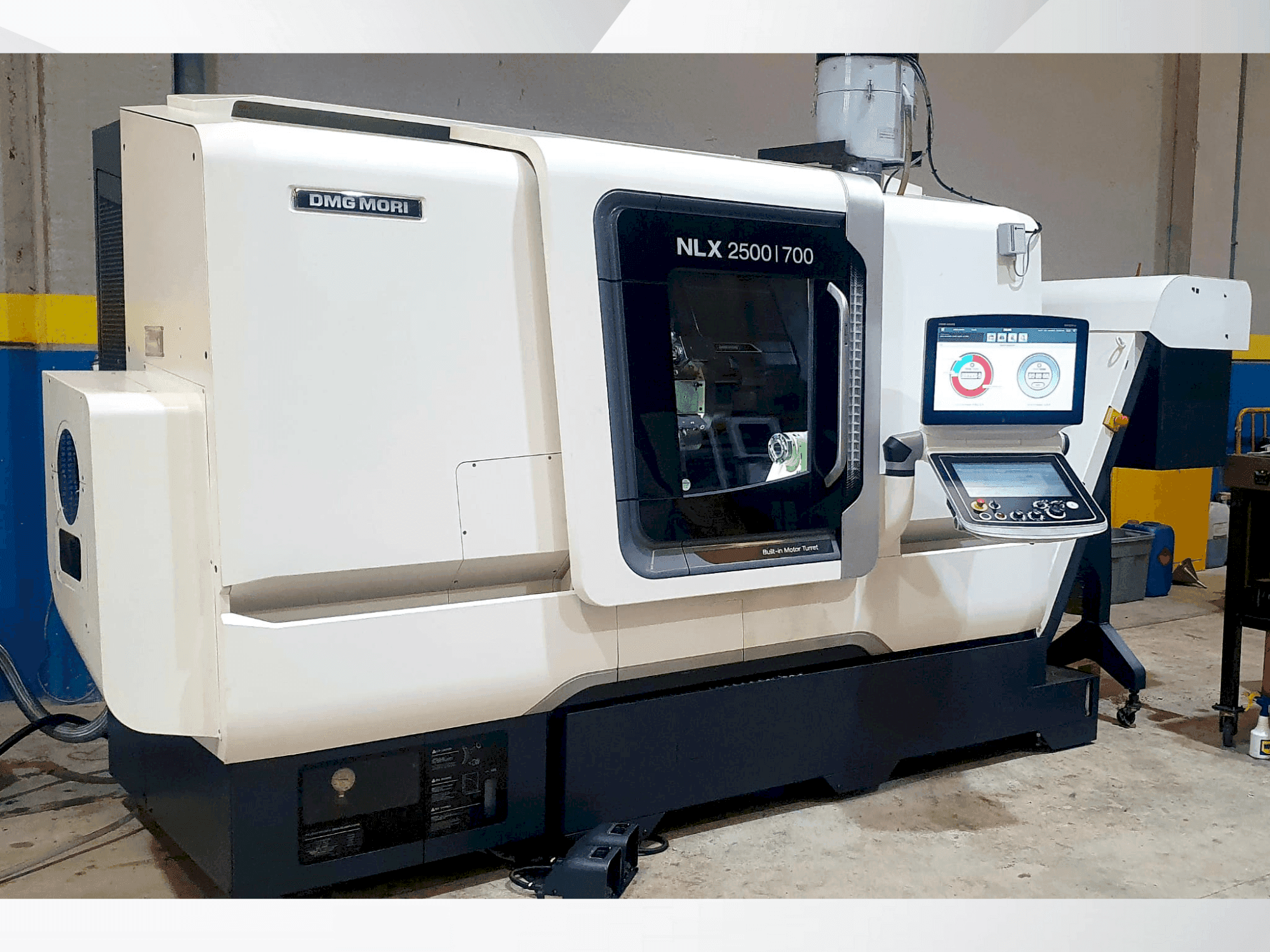 A DMG MORI NLX2500Y/700 gép elölnézete