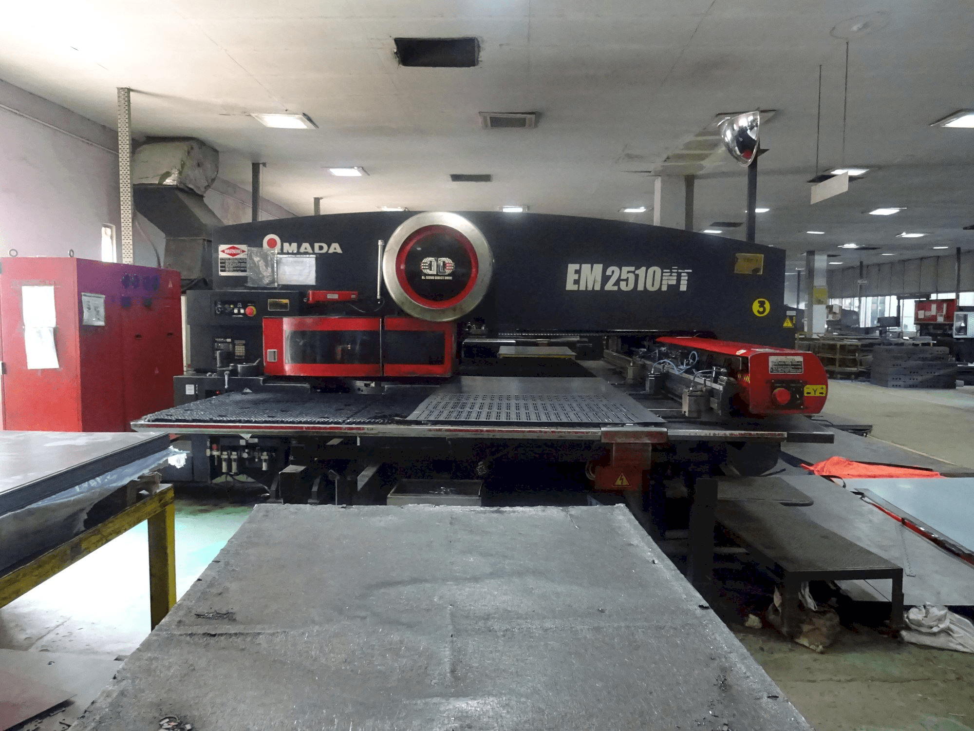 A AMADA EM 2510 NT gép elölnézete