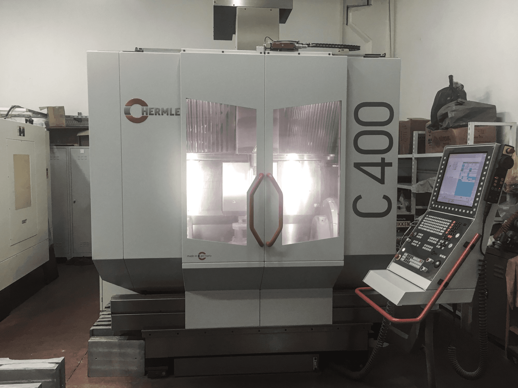 A HERMLE C 400 U gép elölnézete