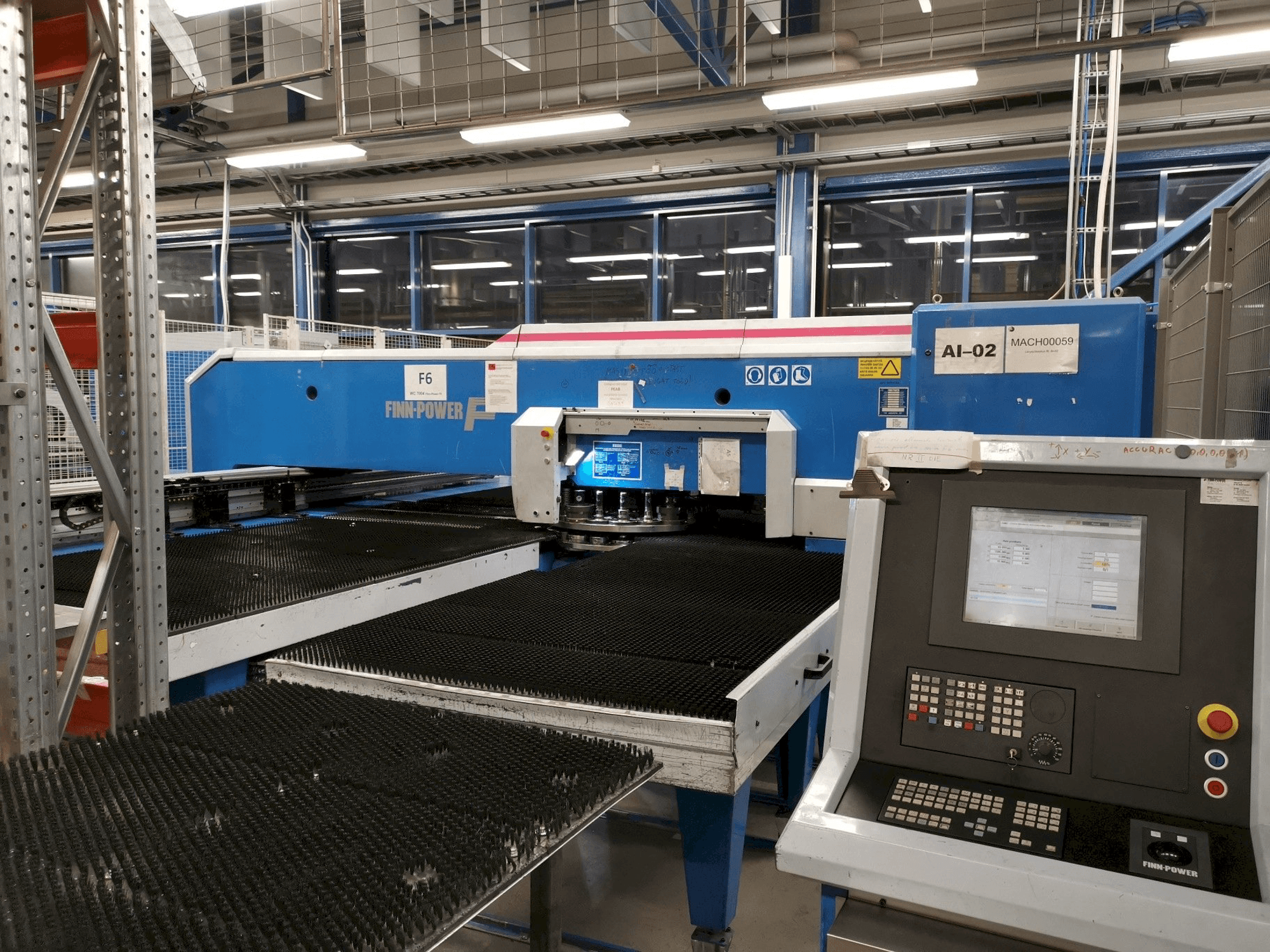 A Finn-Power F6SU gép elölnézete