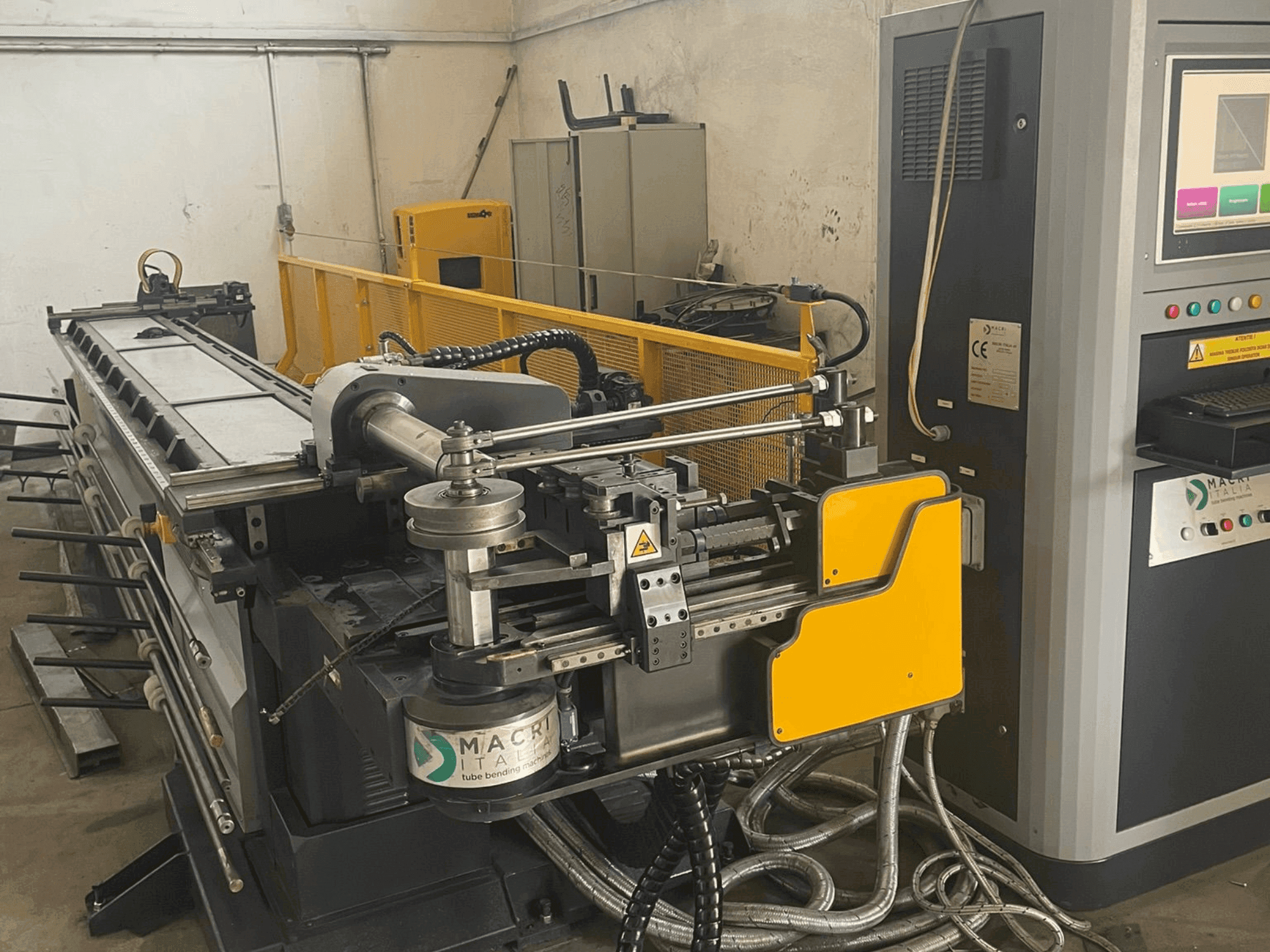 A MACRI PROVAR 6-45 U-D gép elölnézete