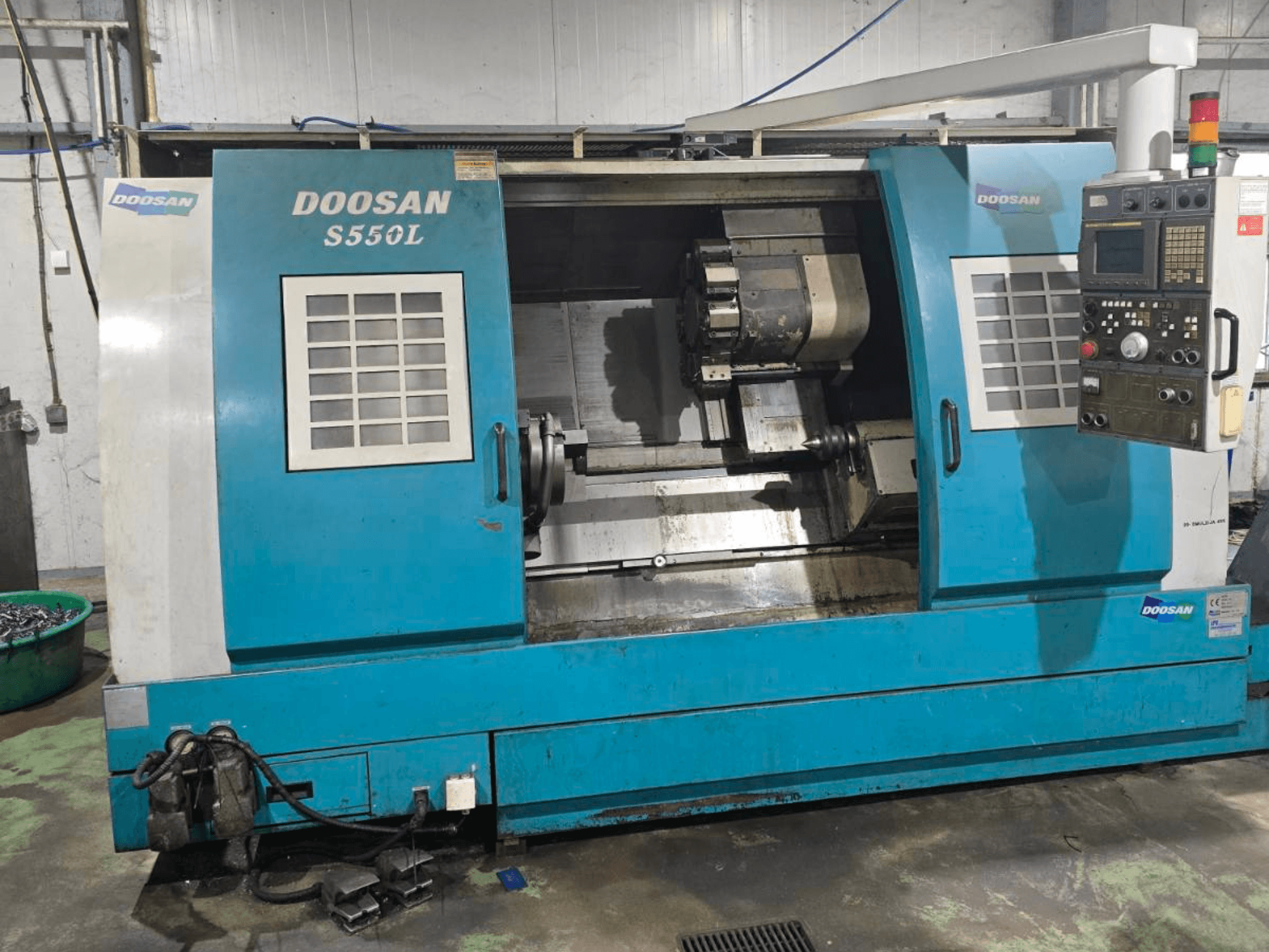 DOOSAN S550L vízszintes esztergagép oldalnézetben, vezérlőpanellel és esztergapaddal, ideális precíziós megmunkáláshoz.