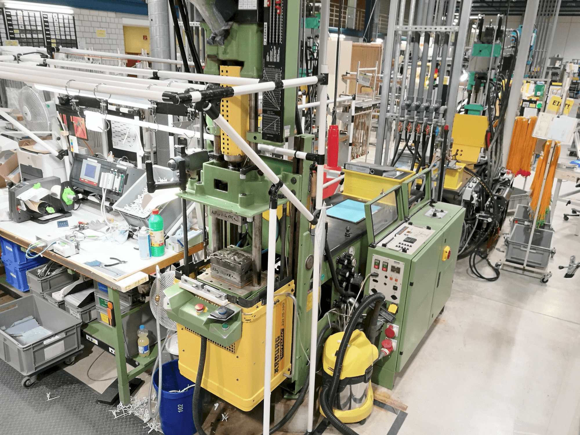 A Arburg 221-75-350 gép elölnézete