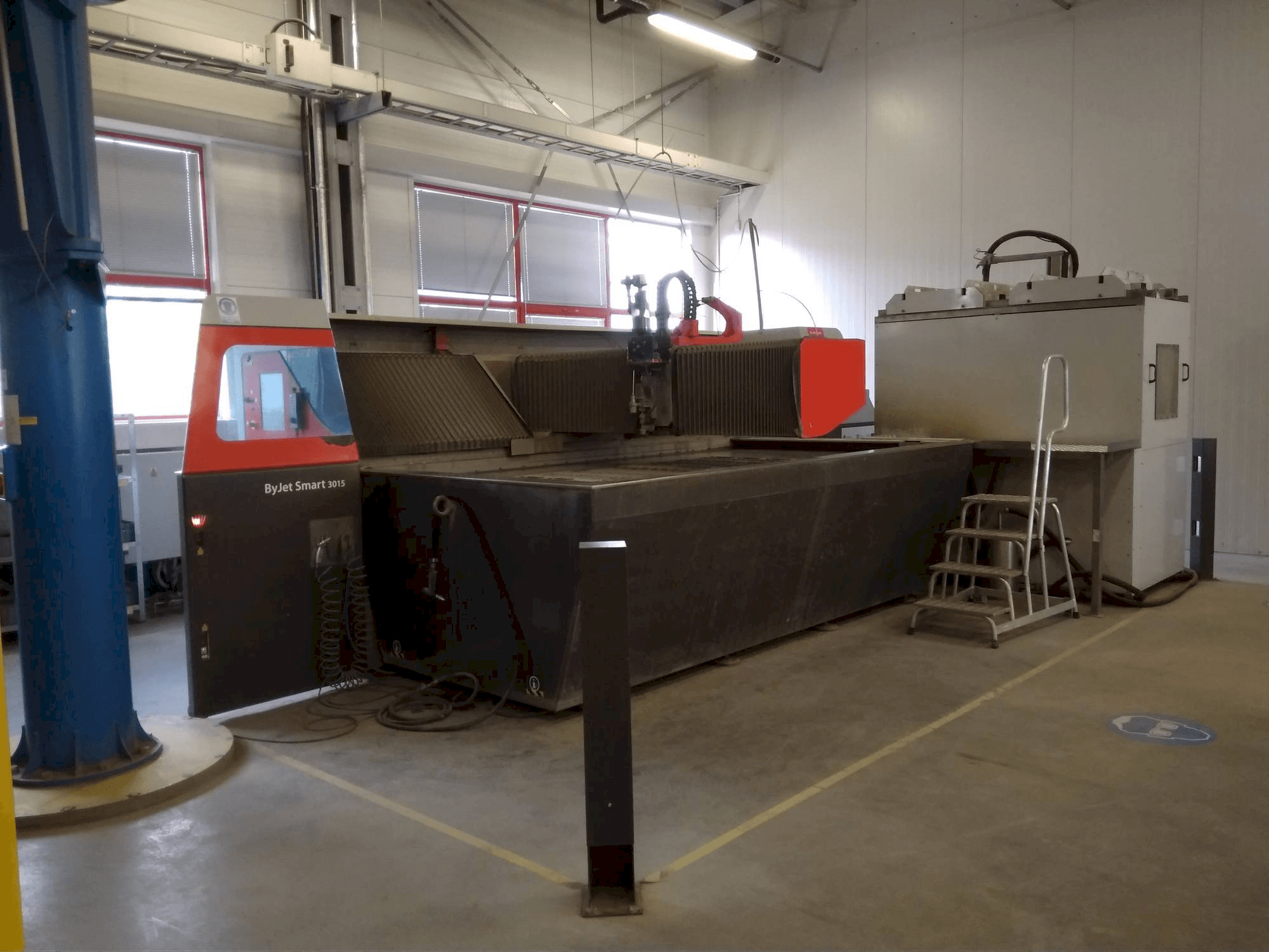 A Bystronic ByJet Smart 3015 gép elölnézete