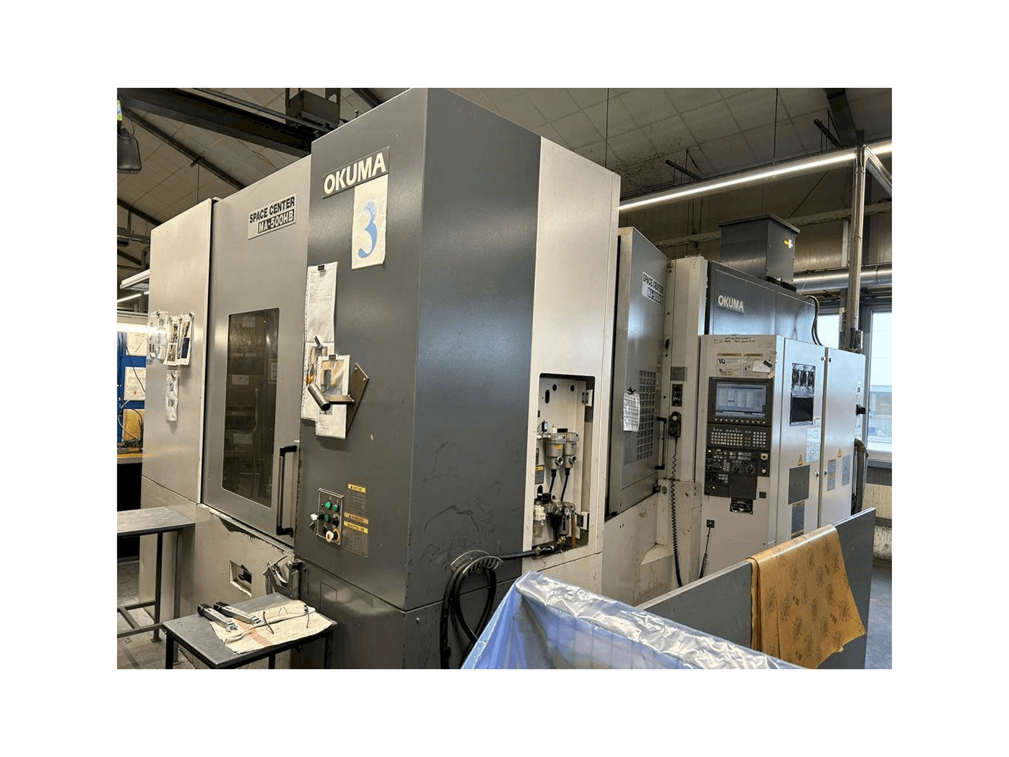 A Okuma MA 500HB gép bal oldali nézete