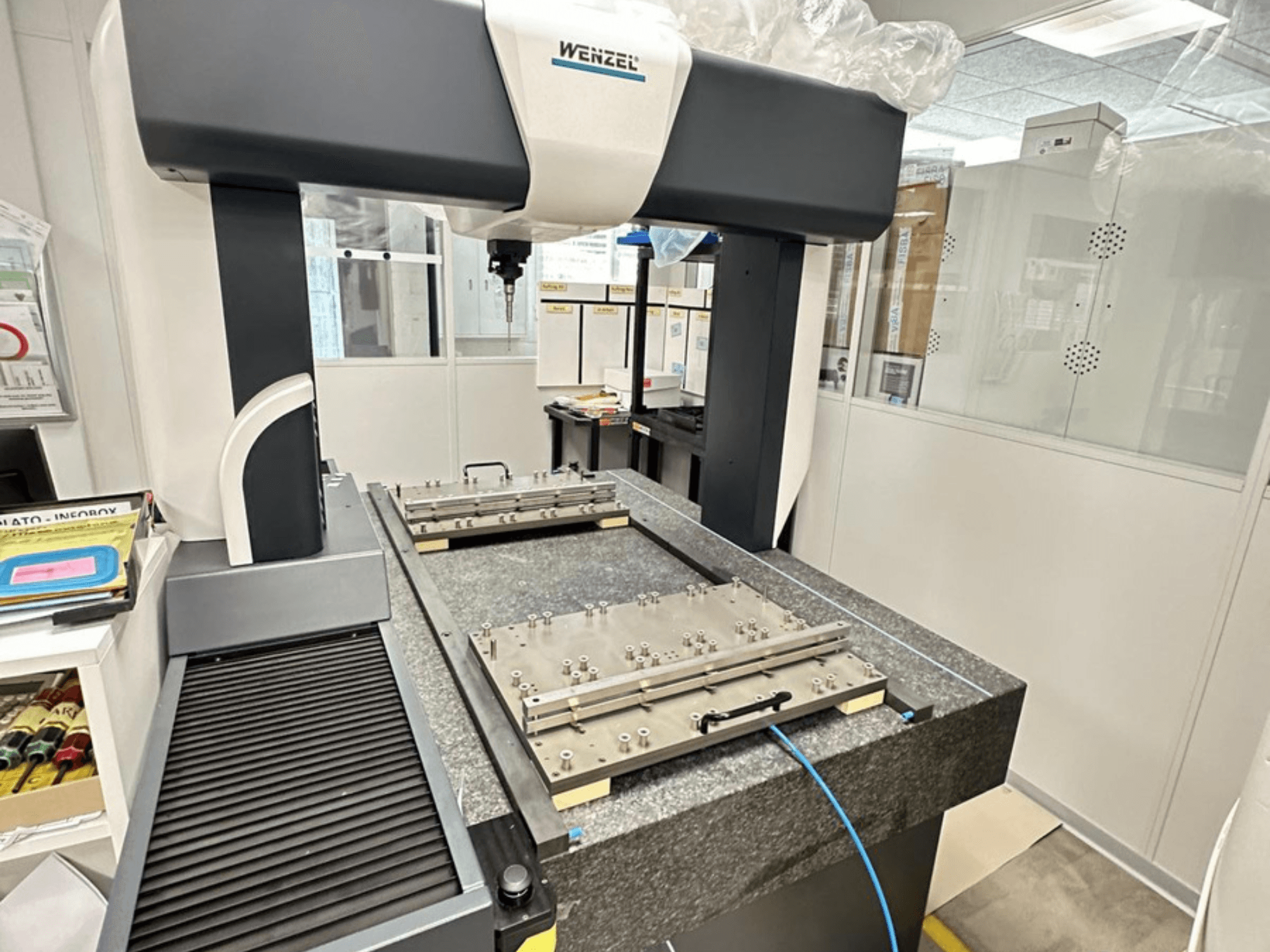 A Wenzel LH 65 CMM laboratóriumi környezetben, gránit alapzattal, állítható mérőplatformmal és felső karral.