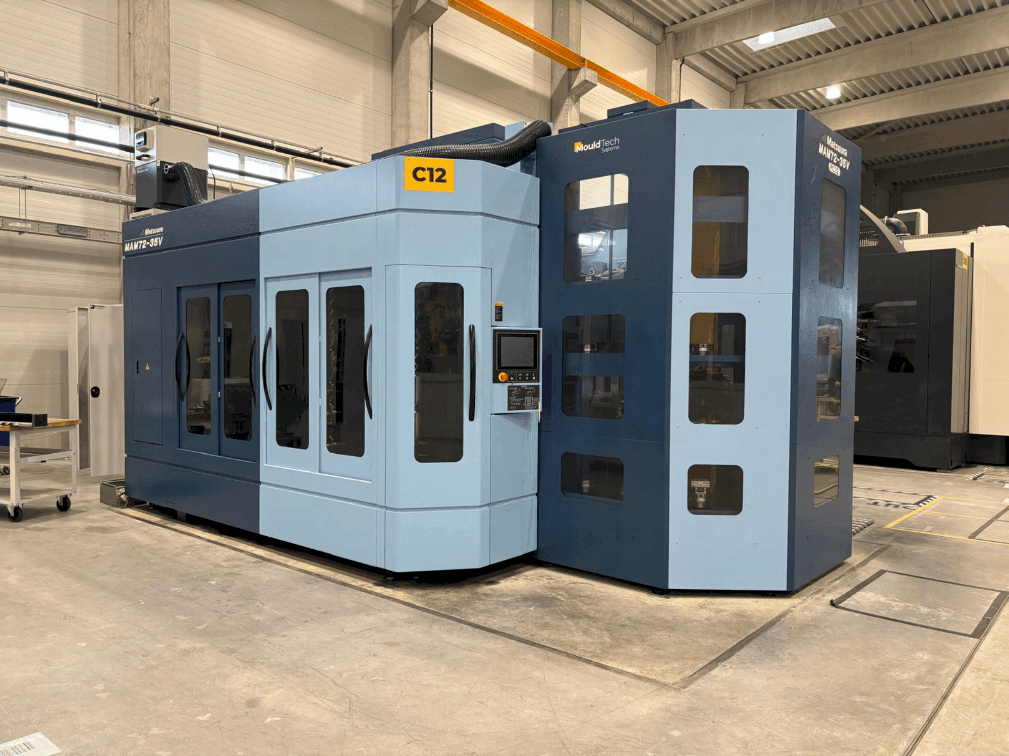 A Matsuura MAM72-35V gép elölnézete