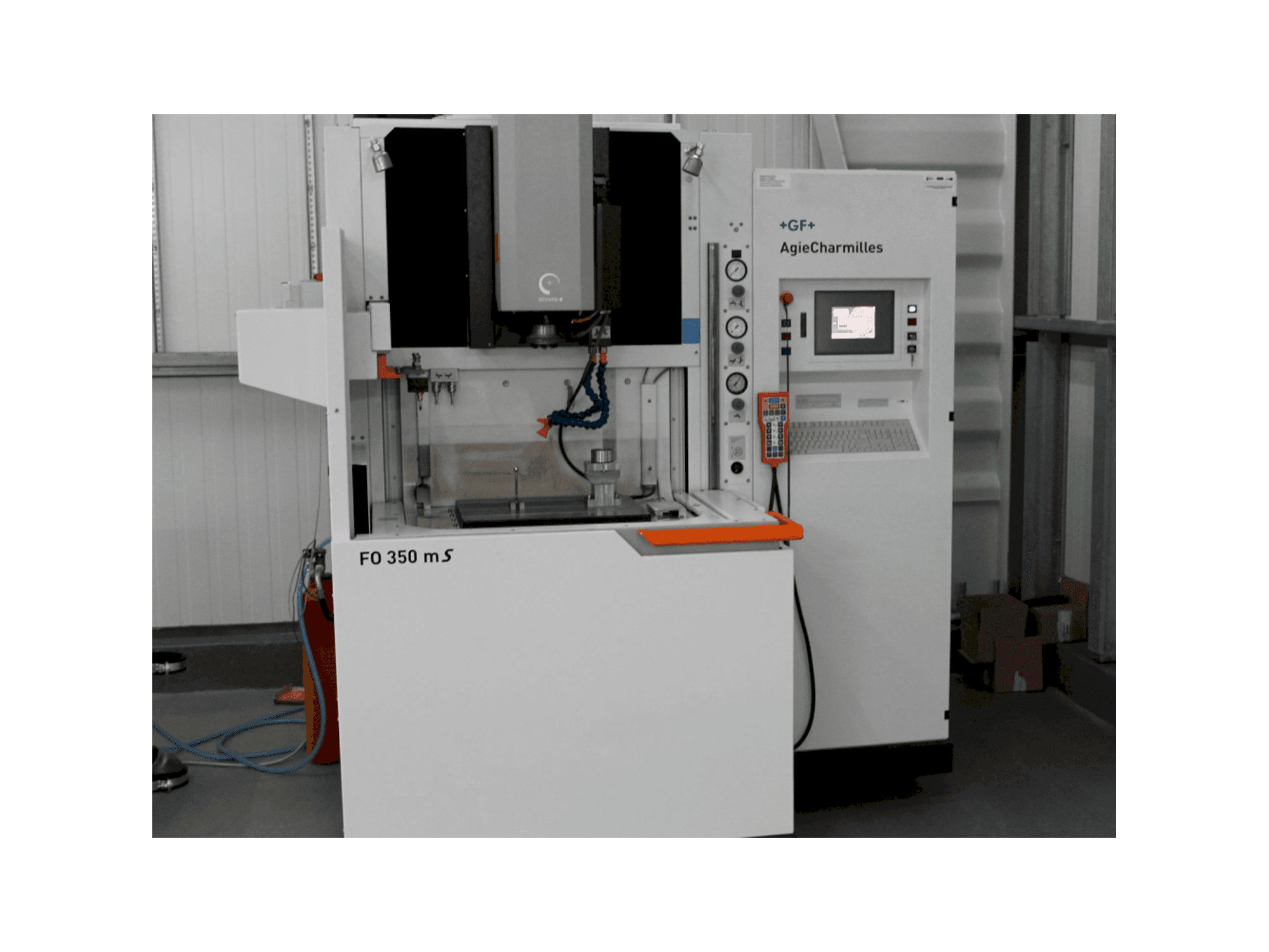 A AgieCharmilles FO350MS gép elölnézete