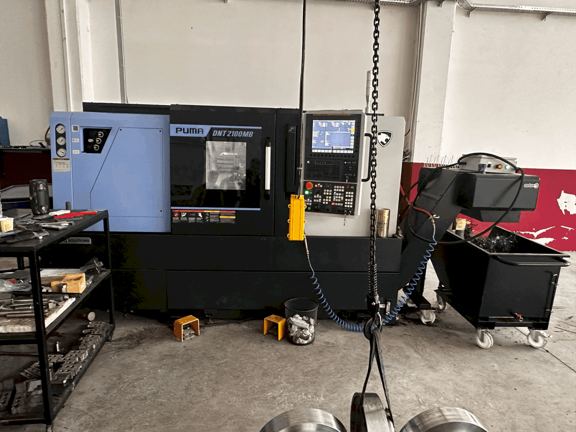 A DN SOLUTIONS Puma DNT2100MB gép elölnézete