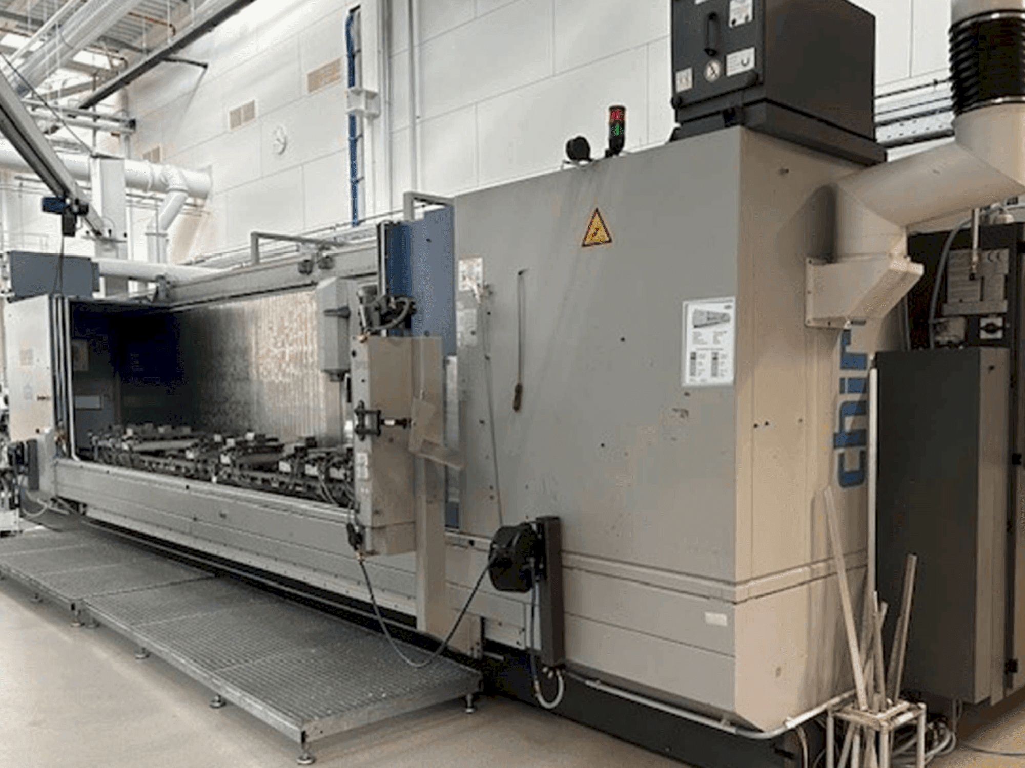 A CHIRON Mill 6000 SK gép elölnézete