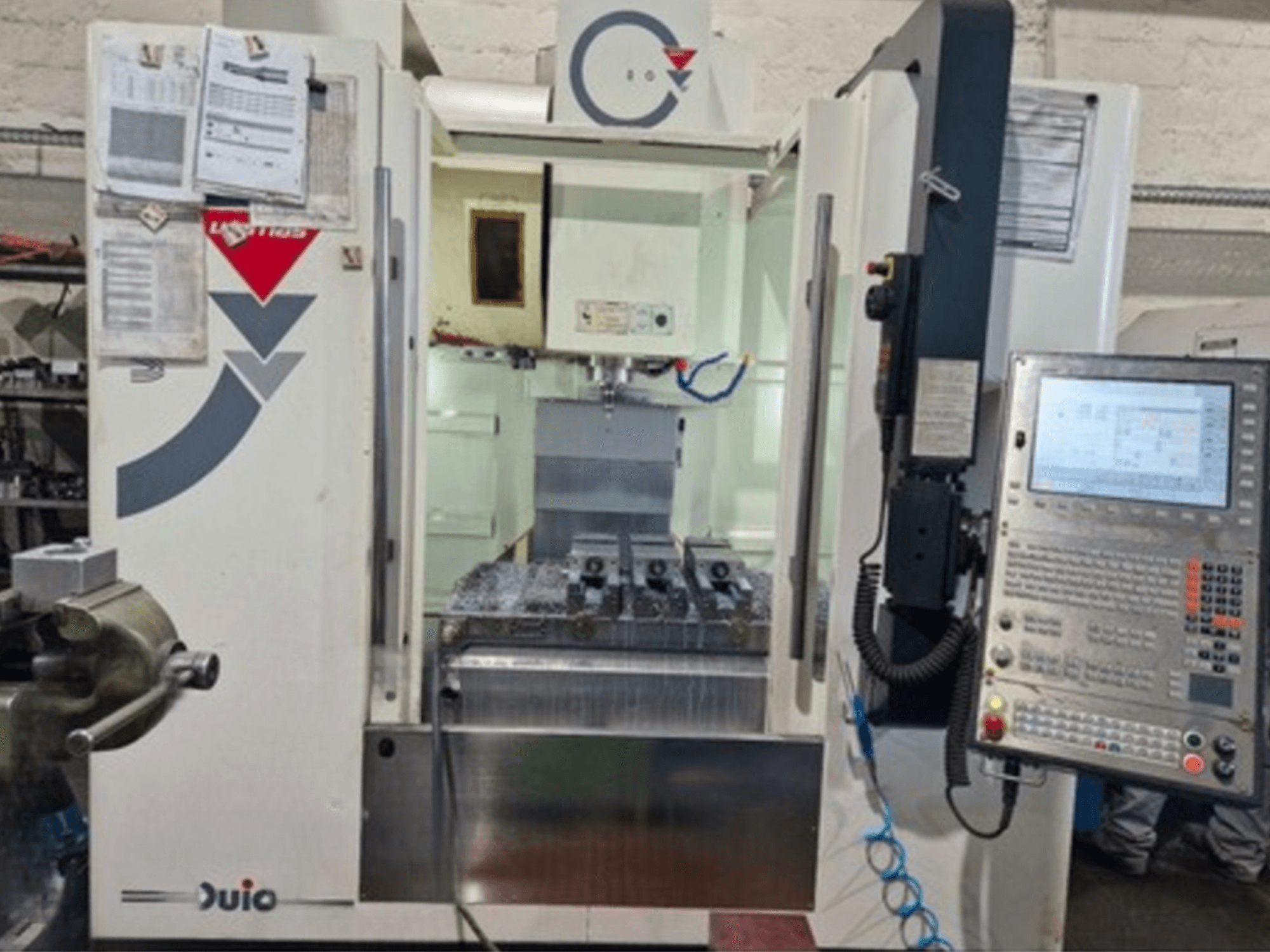 A WEMAS VZ 860 függőleges megmunkálóközpont előlapja, vezérlőpanellel és CNC-interfésszel, csatolt papírokkal.