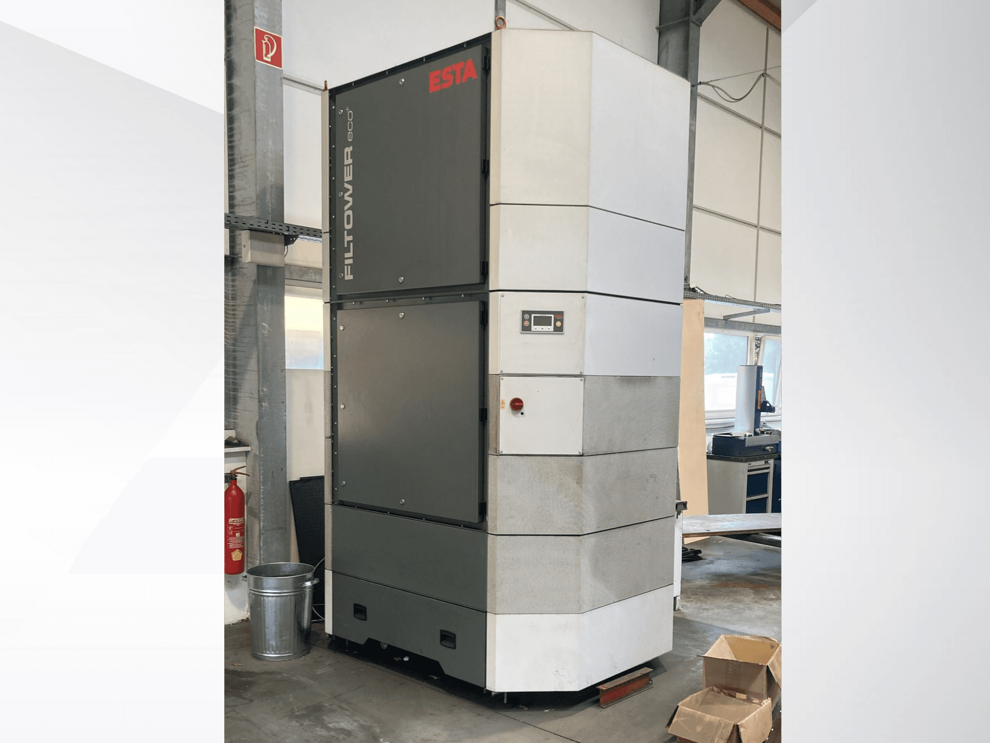 ESTA Filtower eco szürke és fehér színben, elölnézetben, vezérlőpanel és szellőzőnyílások. Alkalmas ipari légszűrésre.