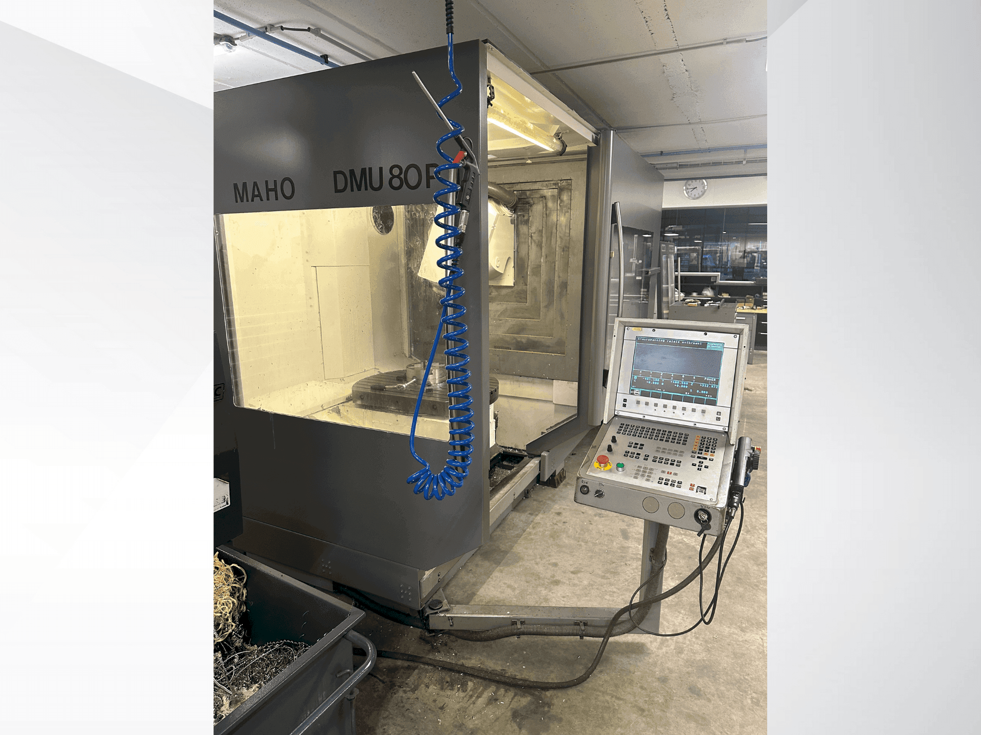 A DECKEL MAHO DMU 80P gép elölnézete