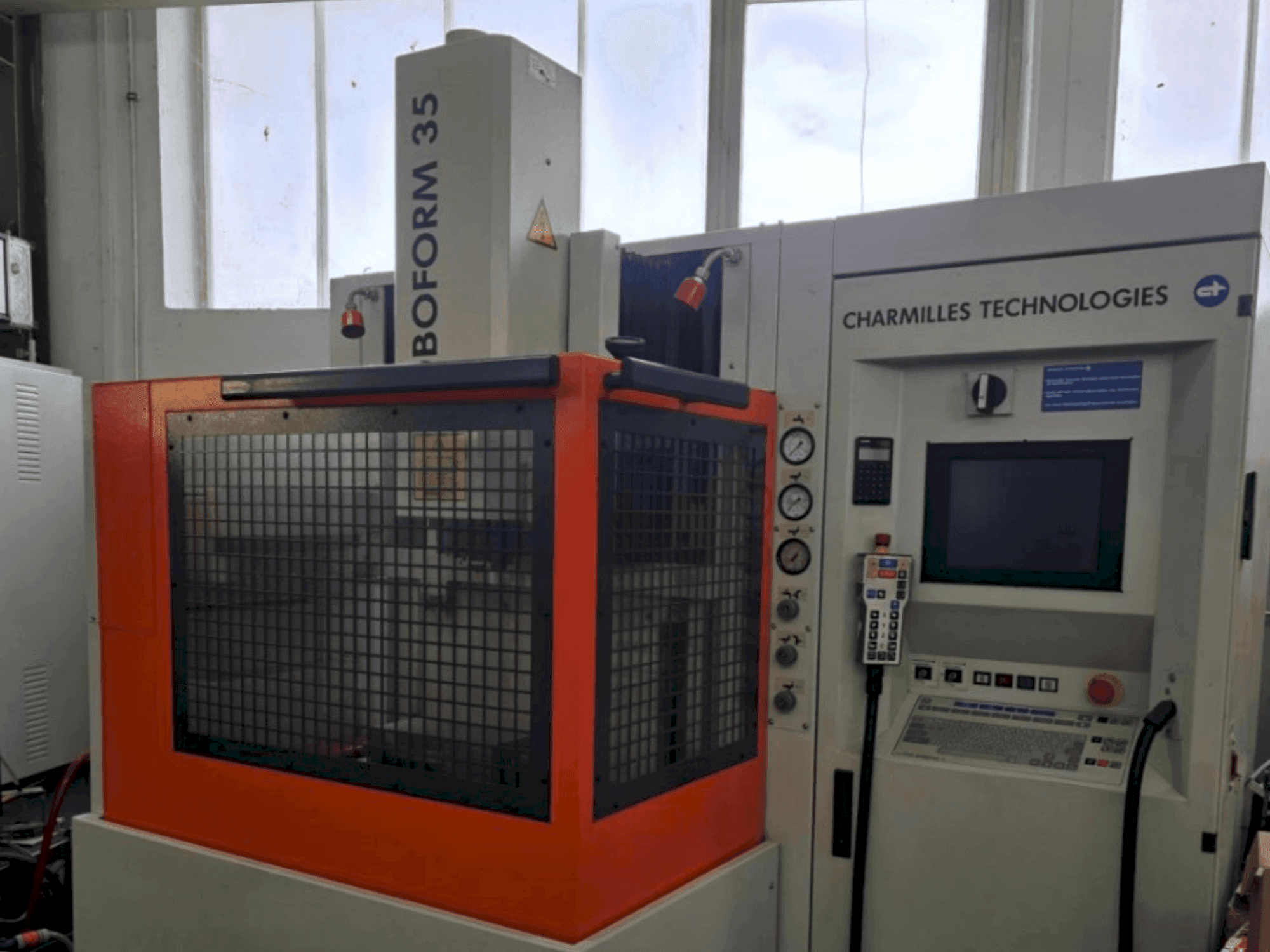 A CHARMILLES Roboform 35 gép elölnézete