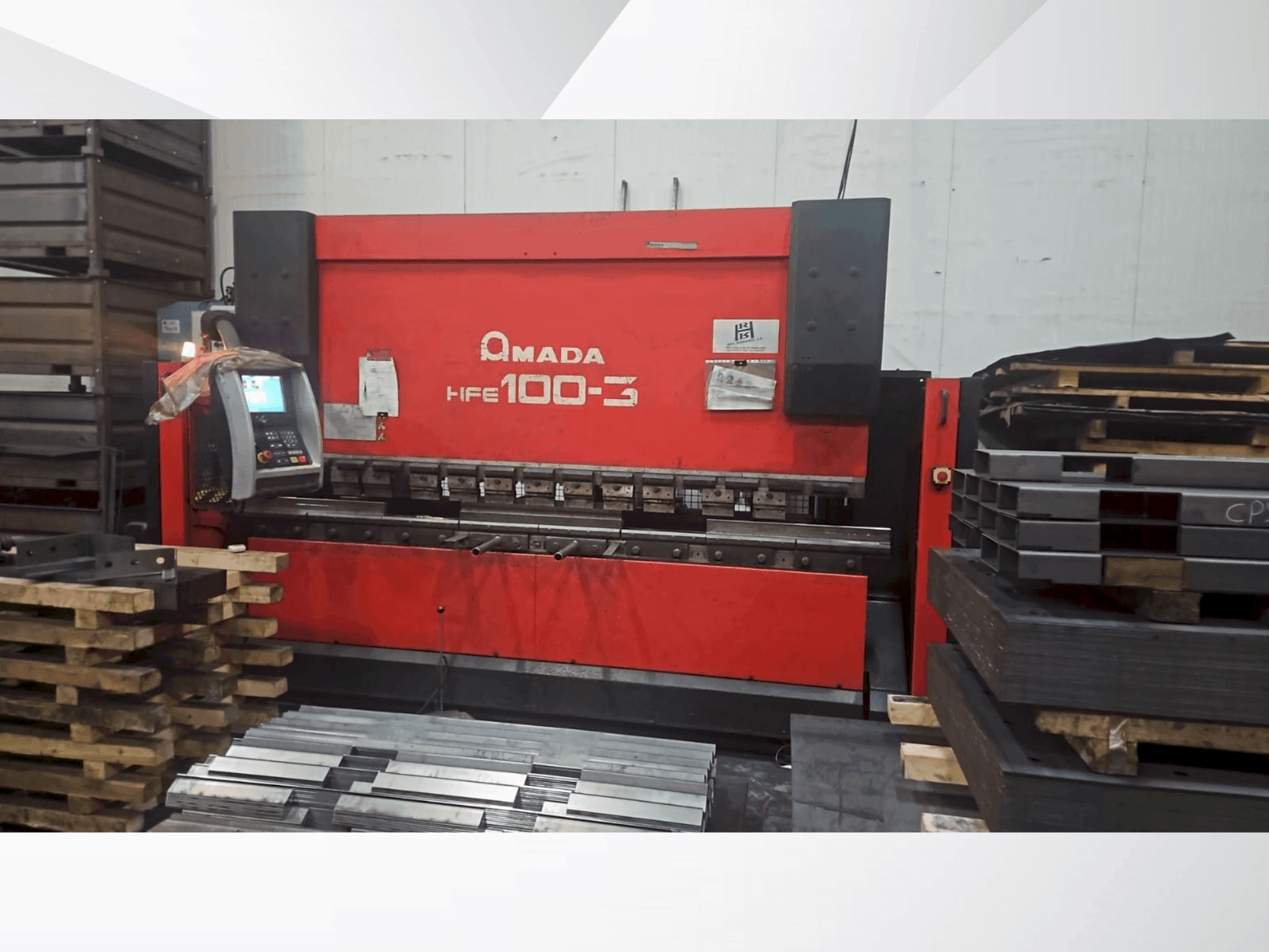 A AMADA HFE 100-3 gép elölnézete
