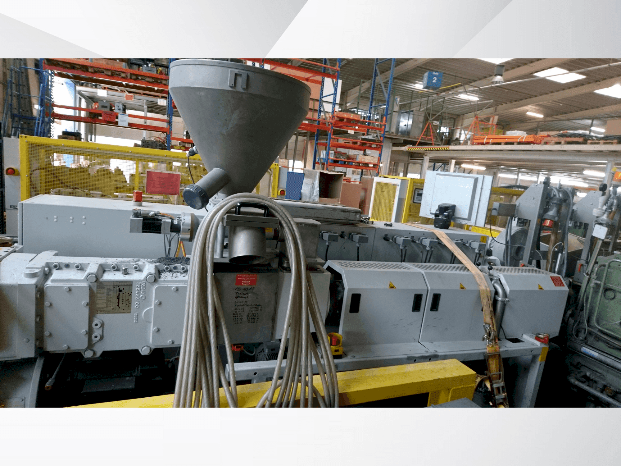 A Krauss Maffei KMD 75 XS/P gép elölnézete