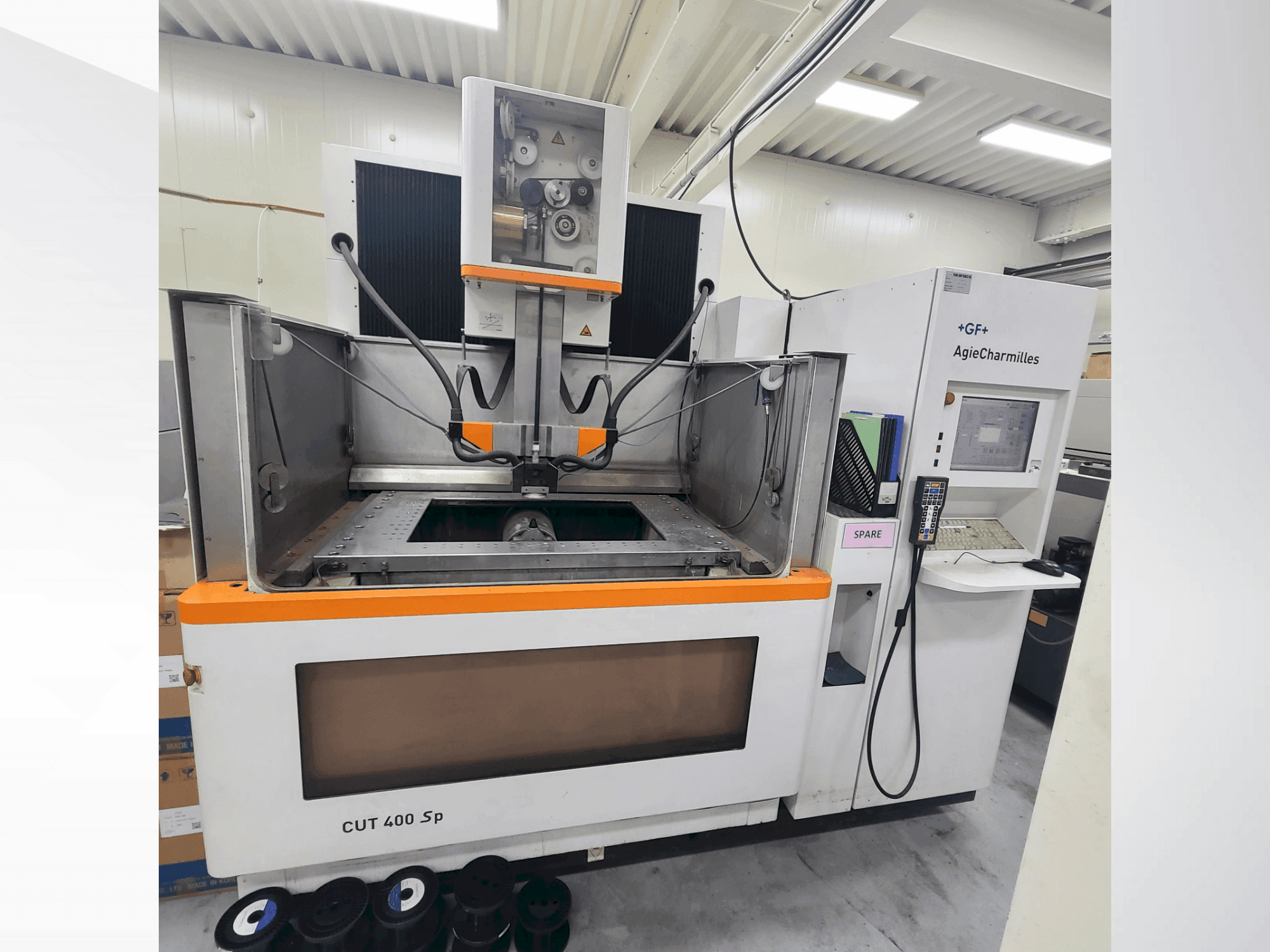 A AGIE CUT 400 Sp gép elölnézete