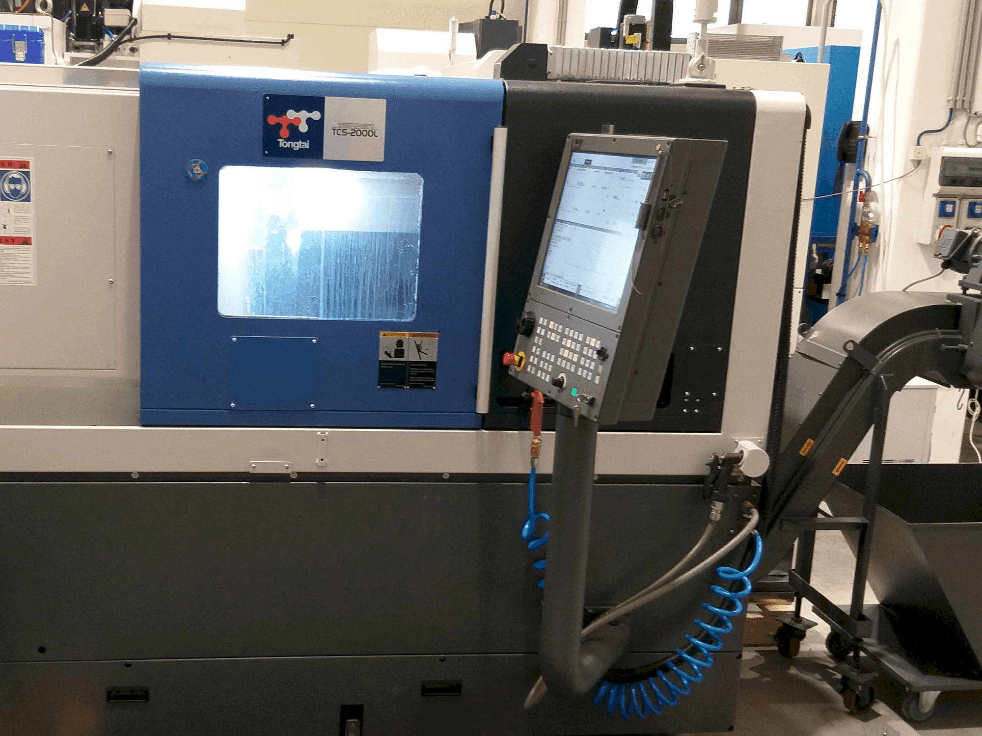 A Tongtai TCS2000L gép elölnézete