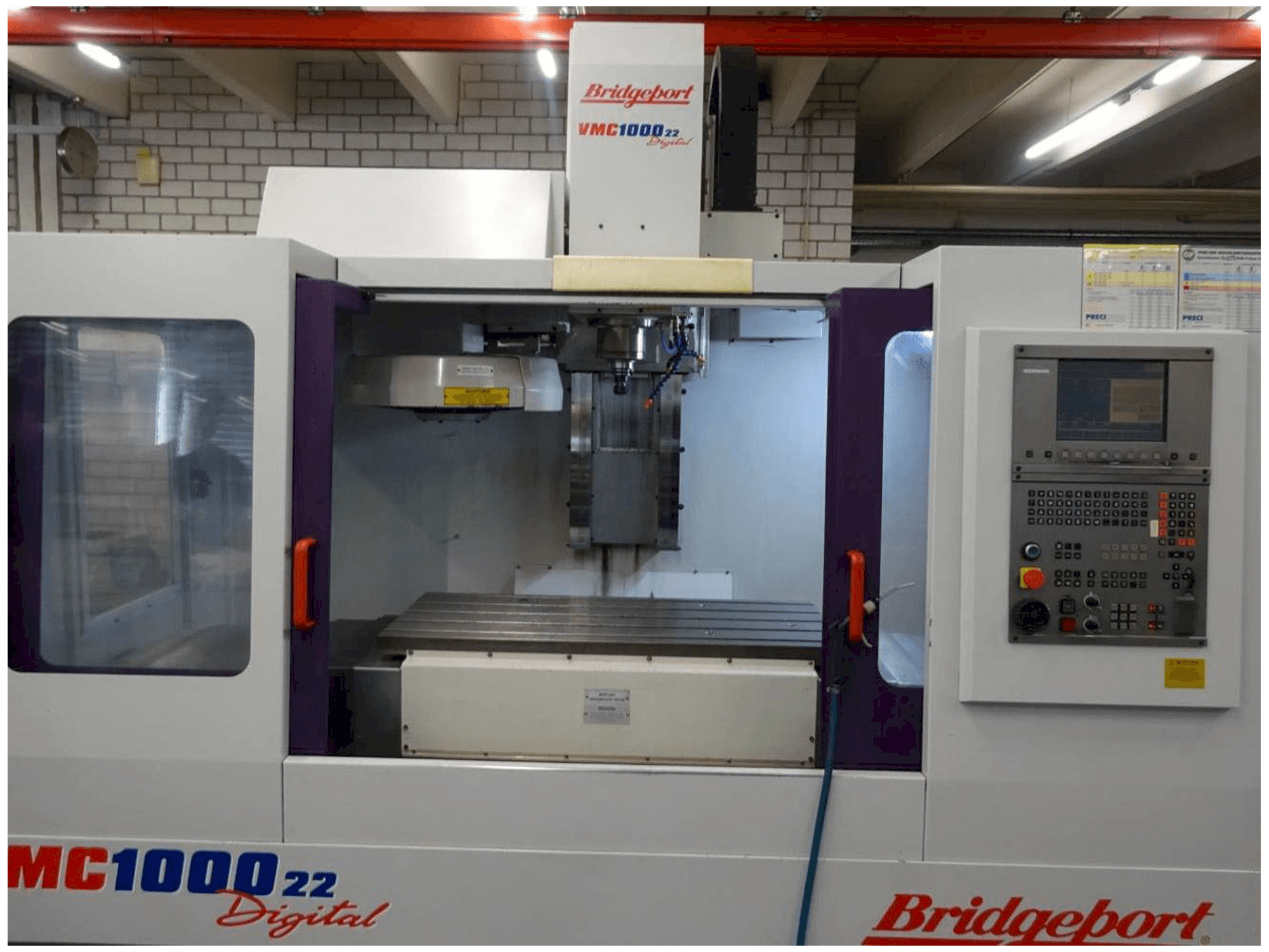 A Bridgeport VMC1000-22 gép elölnézete