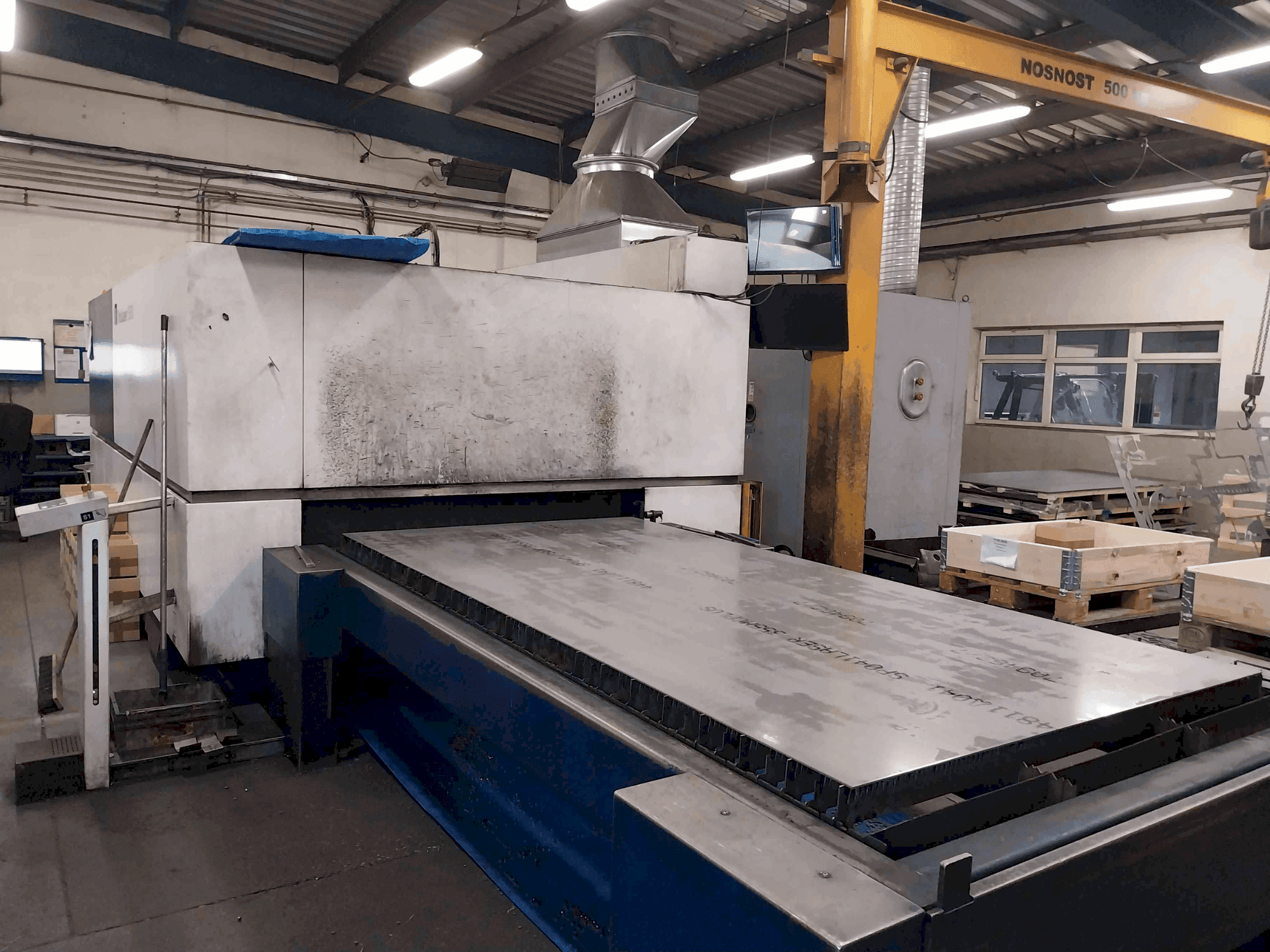 A TRUMPF TruLaser 5030 (L68) gép elölnézete