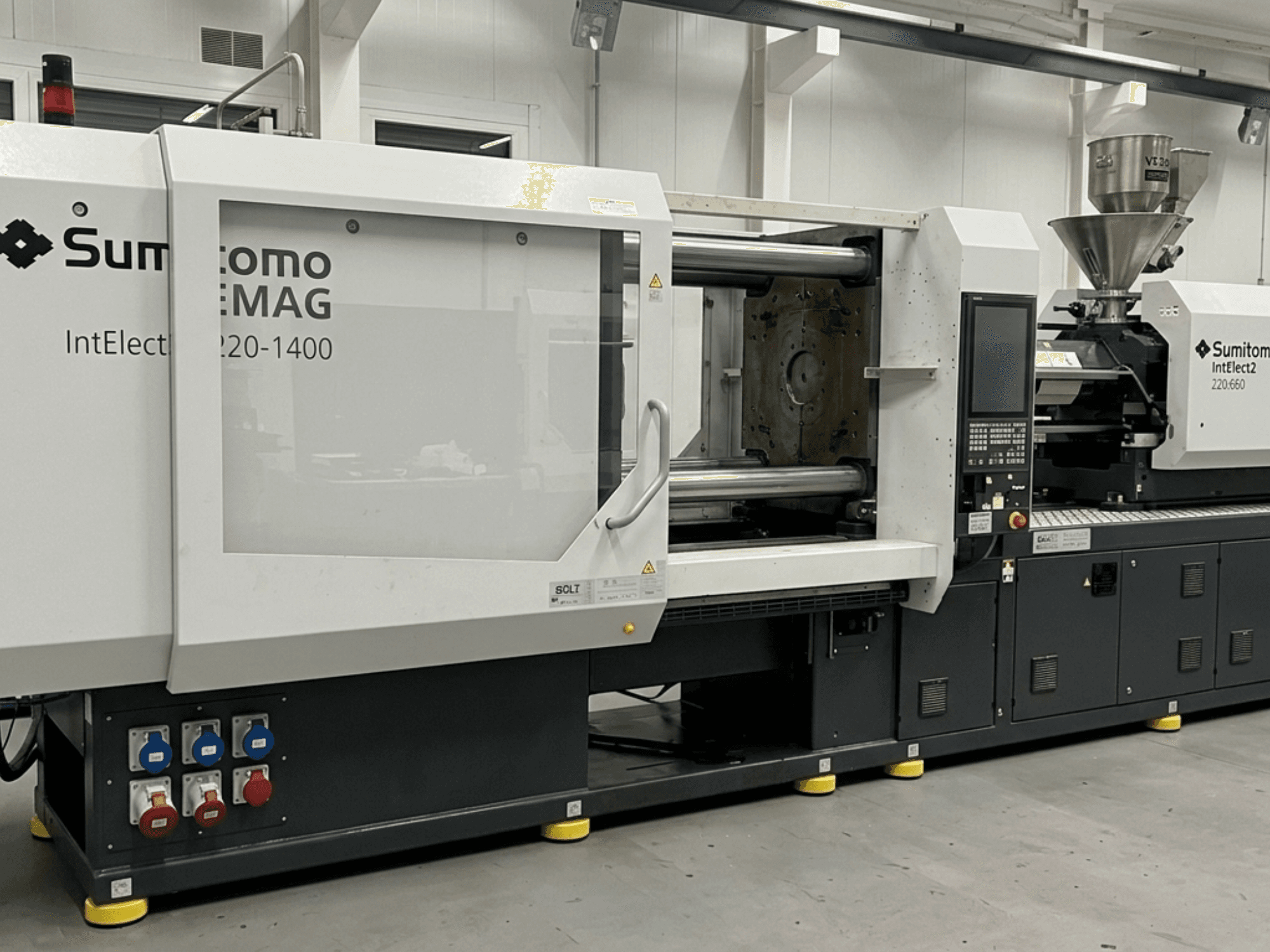 Elektromos fröccsöntőgép SUMITOMO SHI DEMAG IntElect2 S 220/660-1400, elölnézet, részletes vezérlőpanel és tartály.