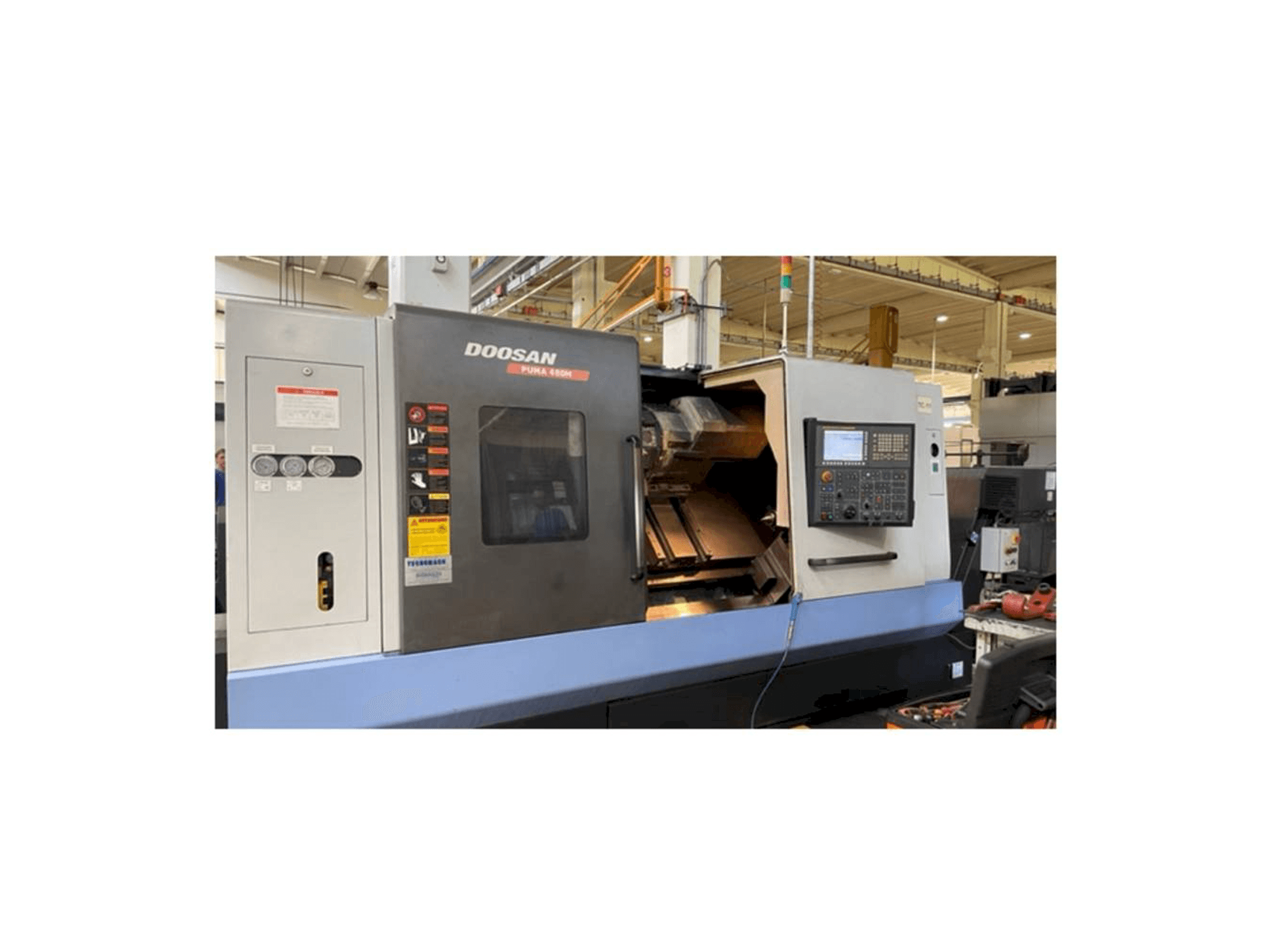 A Doosan PUMA 480 MB gép elölnézete