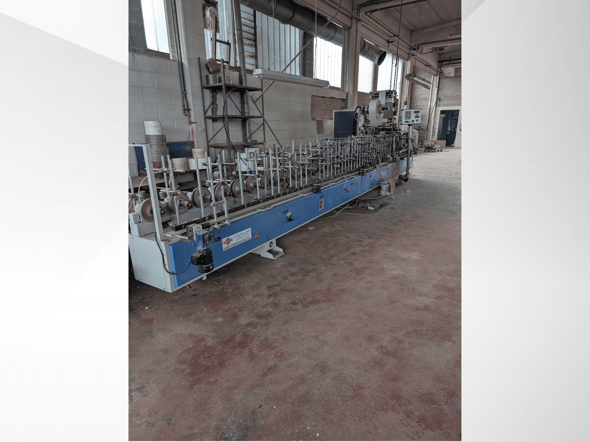 Egy PUR-33-L faipari gép elülső nézete, több orsóval és elegáns, kék színű kialakítással, ipari környezetben.