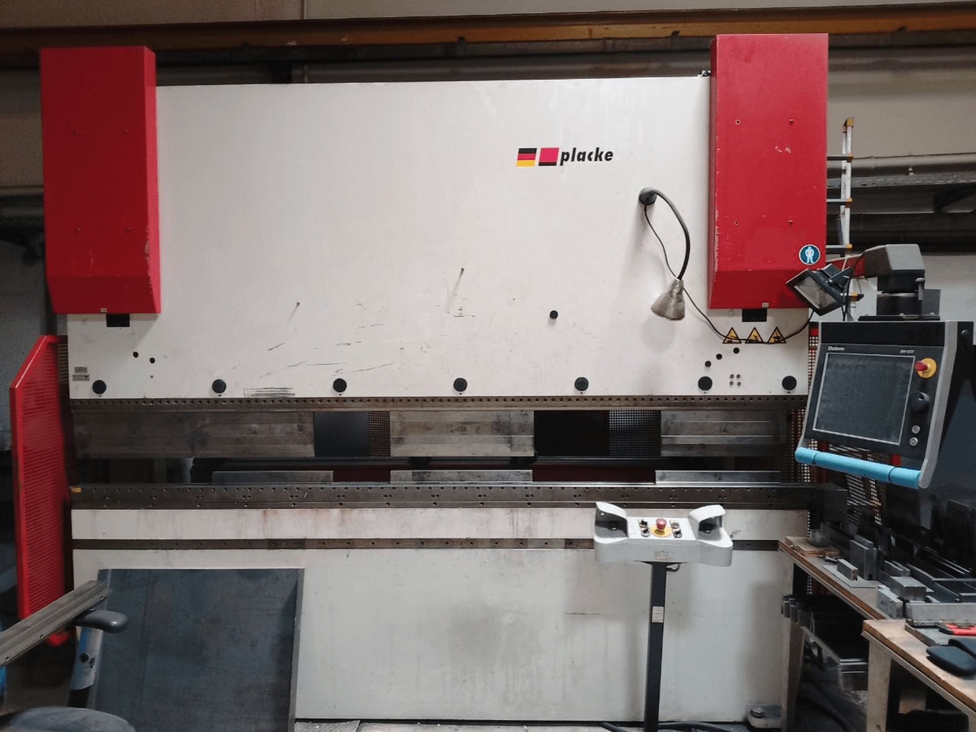 PLACKE QPB-4 150/3100 hajlítógép, elölnézet, amelyen látható a vezérlőpanel, a piros karok és a fémhajlítási terület.