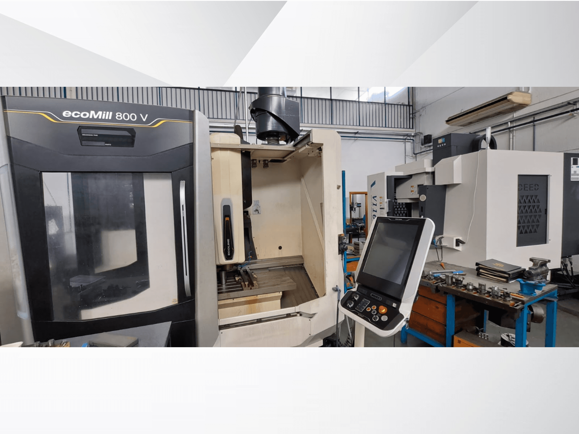 A DMG ecoMill 800V függőleges megmunkálóközpont előlapja, vezérlőpanel és nyitott megmunkálási terület.