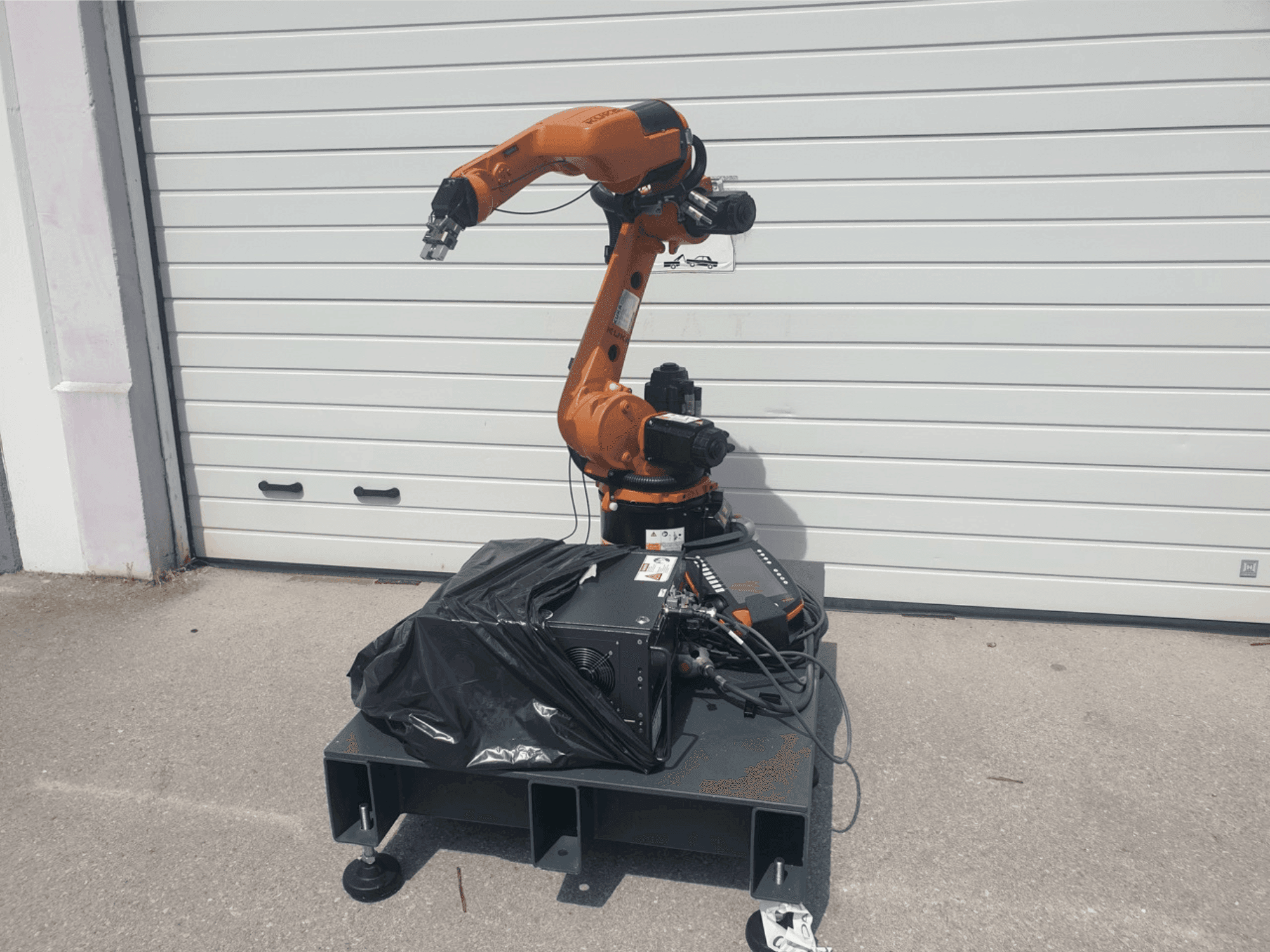 A KUKA KR 8 R1420 gép elölnézete