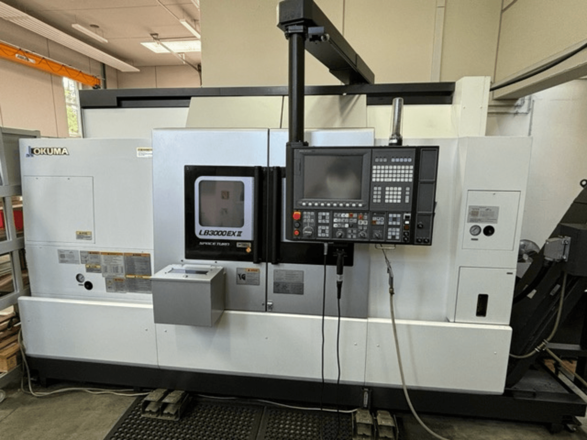 Okuma LB 3000 EXII vízszintes esztergagép, elölnézetben a kezelőpanel és a működési jellemzők.